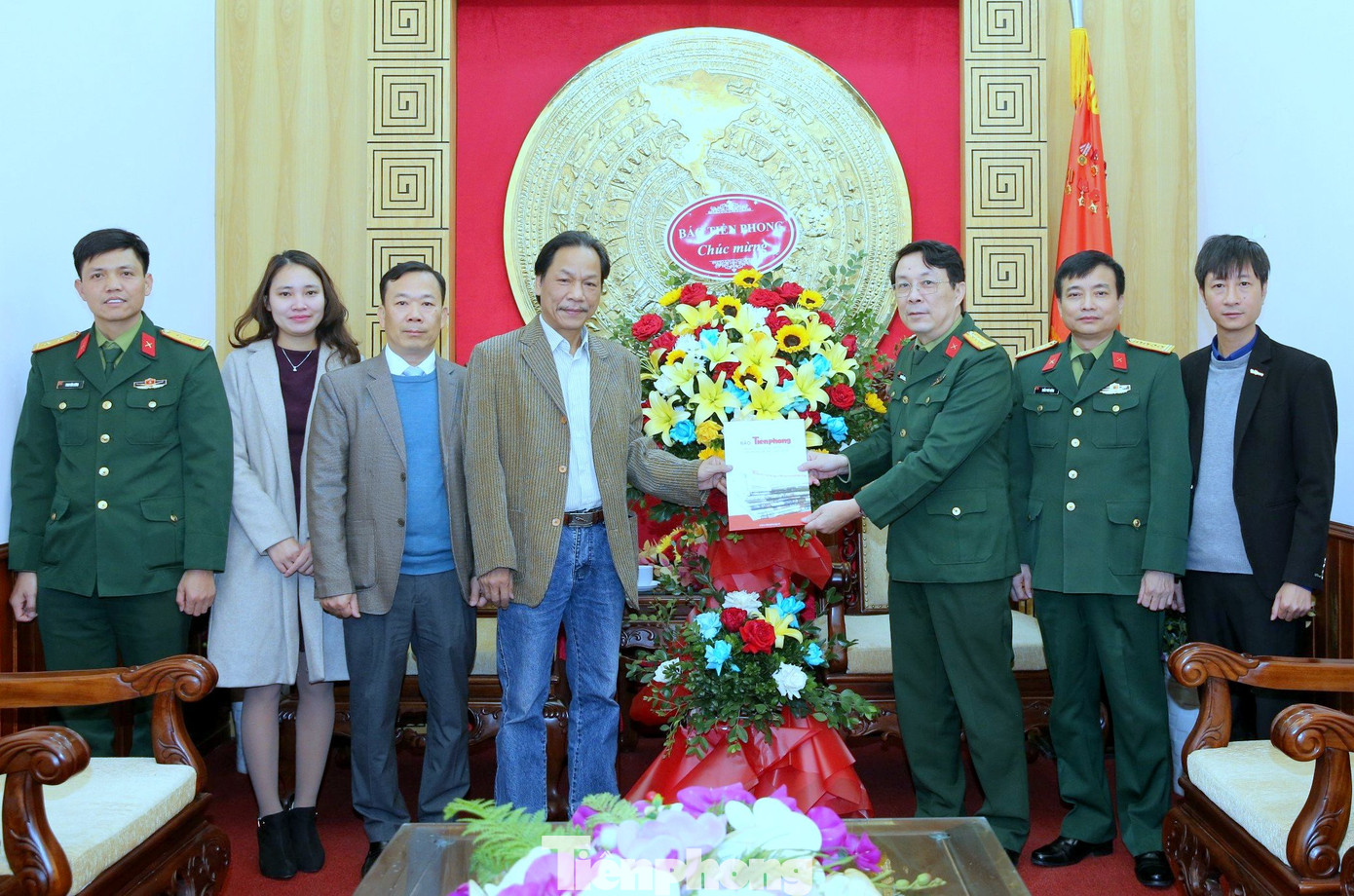 Đoàn đại biểu báo Tiền Phong đến thăm, chúc mừng Cục Tuyên huấn (Tổng cục Chính trị Quân đội nhân dân Việt Nam), sáng 21/12. Đoàn đại biểu báo Tiền Phong đến thăm, chúc mừng Cục Tuyên huấn (Tổng cục Chính trị Quân đội nhân dân Việt Nam), sáng 21/12.