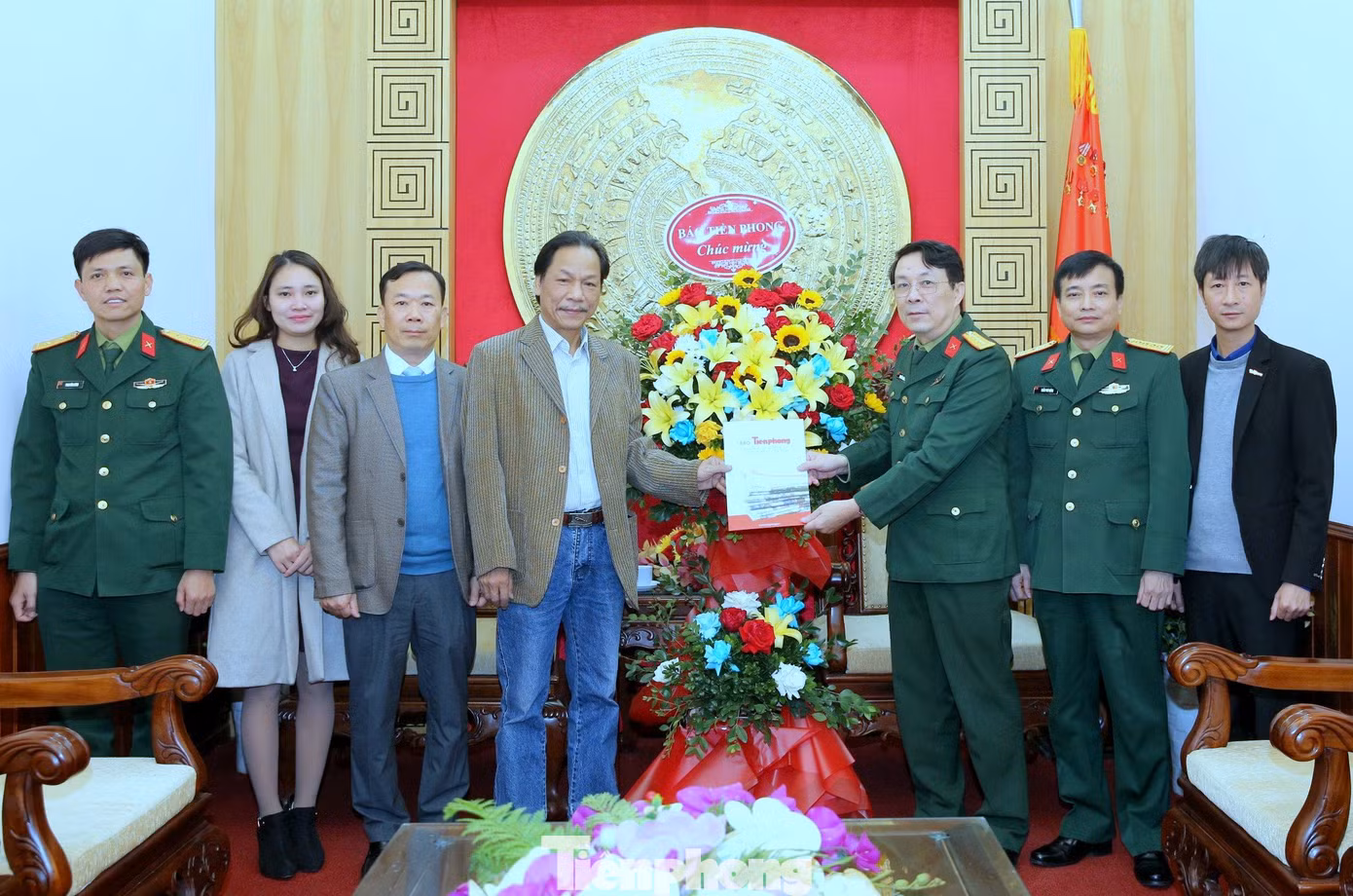 Đoàn đại biểu báo Tiền Phong đến thăm, chúc mừng Cục Tuyên huấn (Tổng cục Chính trị Quân đội nhân dân Việt Nam), sáng 21/12.