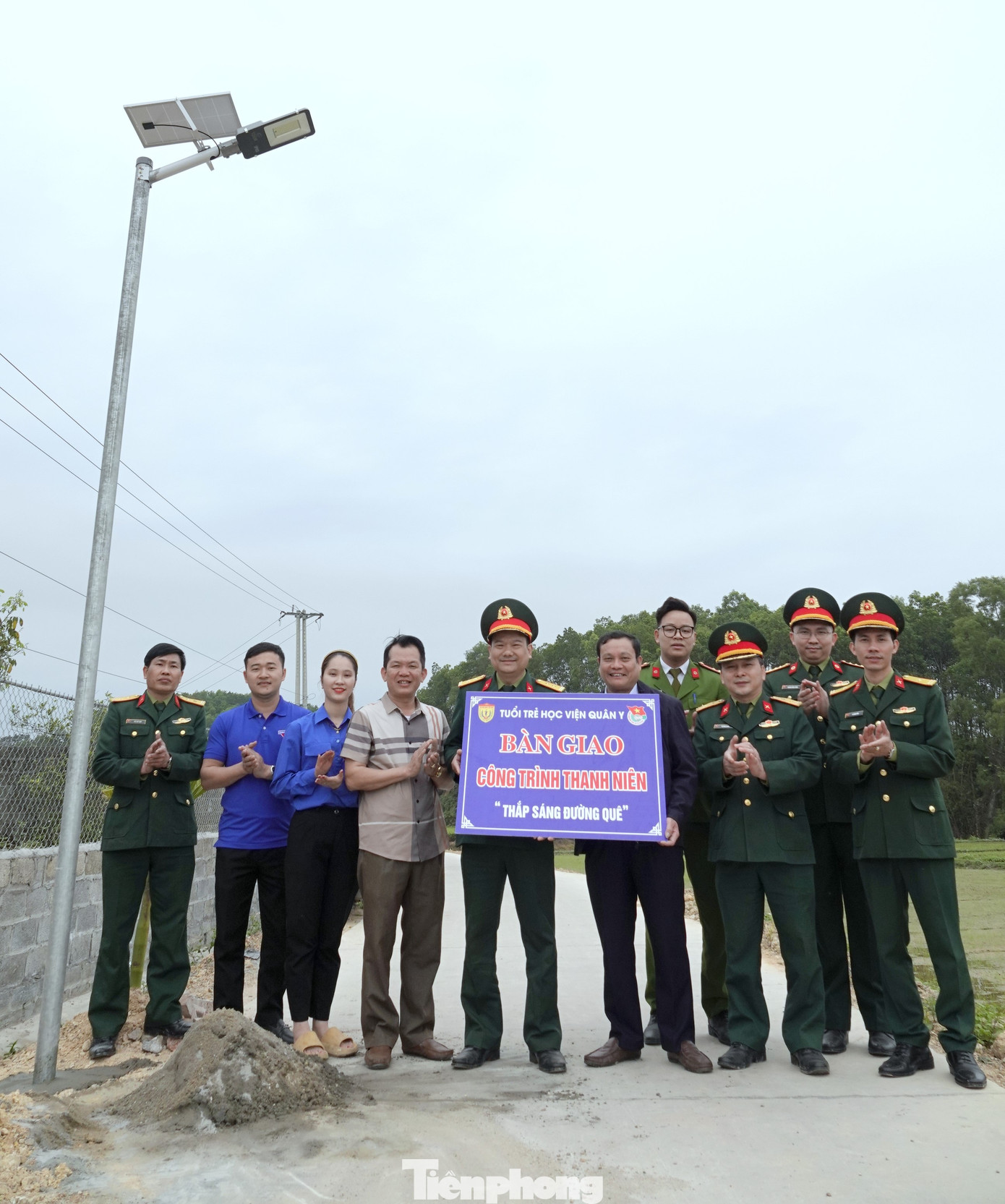 Công trình Thắp sáng đường quê do tuổi trẻ Học viện Quân y trao tặng người dân xã Vô Tranh gồm 25 giàn đèn chiếu sáng hiện đại.