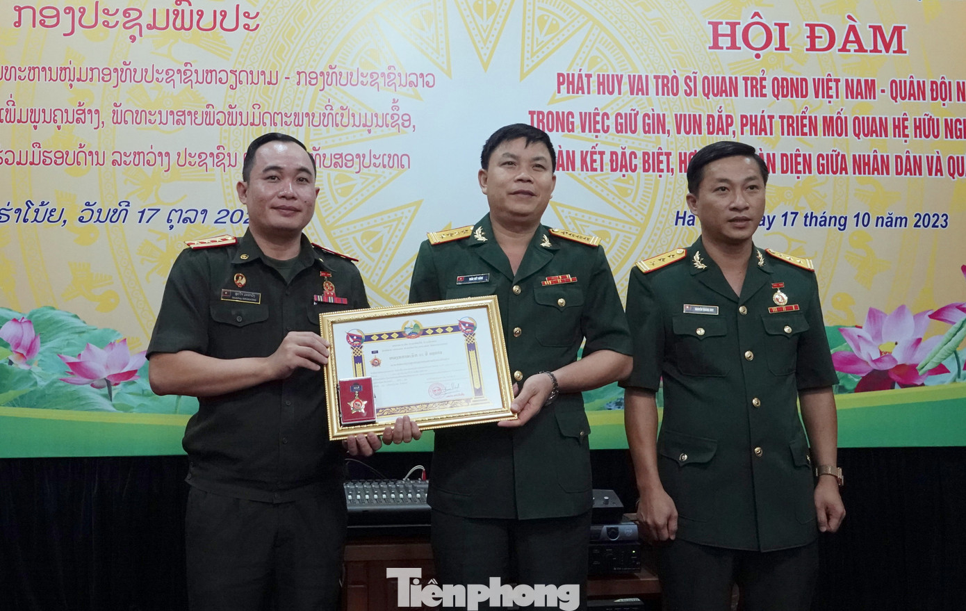 Tại chương trình hội đàm, Đại tá Soutchay Mahavong đã trao Kỷ niệm chương của Trung ương Đoàn Thanh niên nhân dân cách mạng Lào tặng Ban Thanh niên Quân đội, nhân dịp kỷ niệm 65 năm thành lập Đoàn Thanh niên nhân dân cách mạng Lào. Ảnh: Nguyễn Minh Tại chương trình hội đàm, Đại tá Soutchay Mahavong đã trao Kỷ niệm chương của Trung ương Đoàn Thanh niên nhân dân cách mạng Lào tặng Ban Thanh niên Quân đội, nhân dịp kỷ niệm 65 năm thành lập Đoàn Thanh niên nhân dân cách mạng Lào. Ảnh: Nguyễn Minh