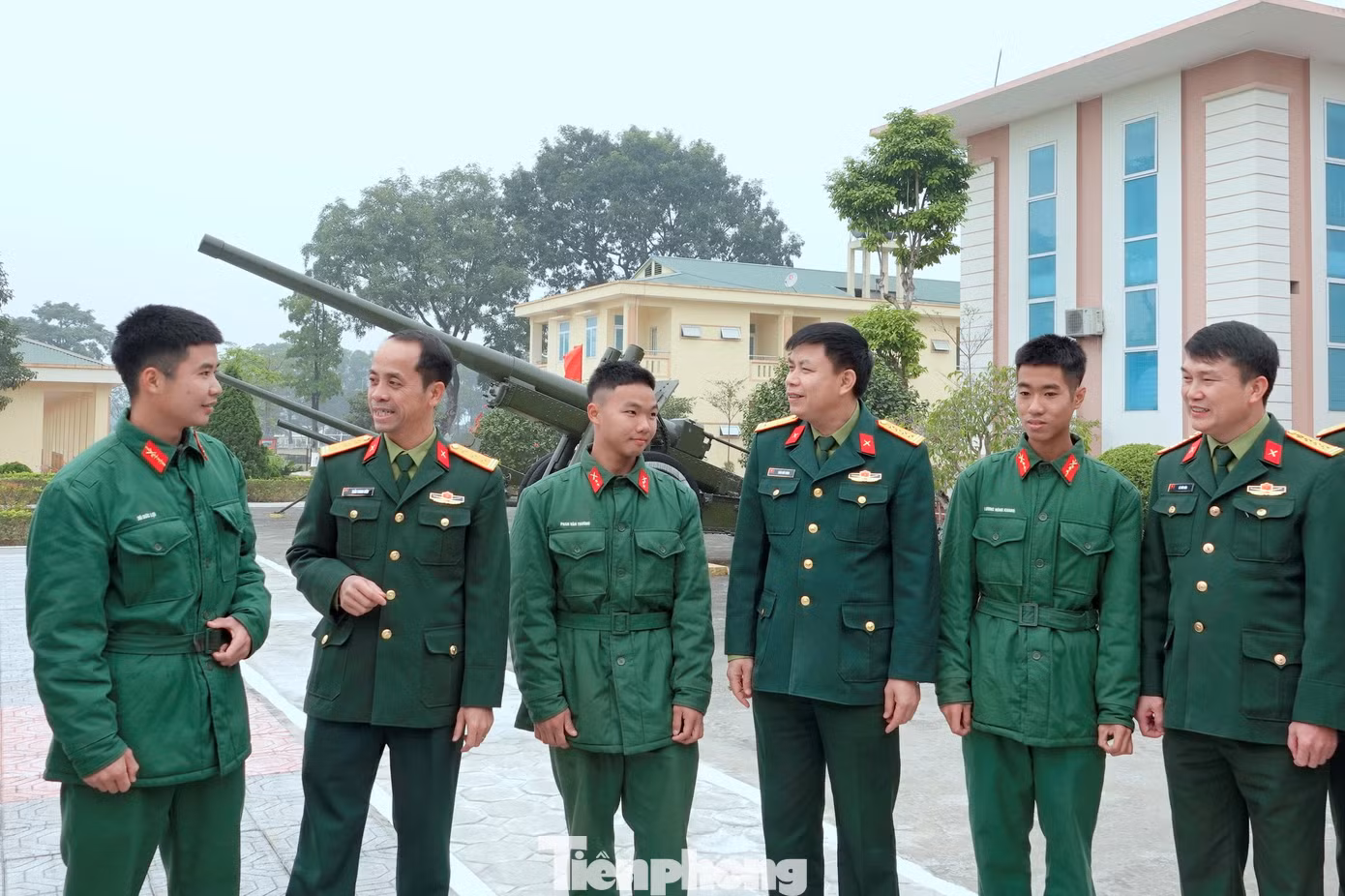 Lãnh đạo Ban Thanh niên Quân đội và Cục Chính trị Binh chủng Pháo binh trao đổi với đoàn viên Lữ đoàn 45 về việc thực hiện công tác PBGDPL, sáng 6/1 Lãnh đạo Ban Thanh niên Quân đội và Cục Chính trị Binh chủng Pháo binh trao đổi với đoàn viên Lữ đoàn 45 về việc thực hiện công tác PBGDPL, sáng 6/1