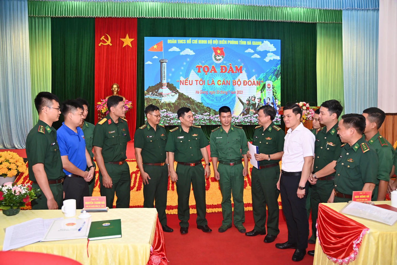 Lãnh đạo Cục Chính trị BĐBP trao đổi với các đại biểu dự tọa đàm "Nếu tôi là cán bộ Đoàn". Lãnh đạo Cục Chính trị BĐBP trao đổi với các đại biểu dự tọa đàm "Nếu tôi là cán bộ Đoàn".