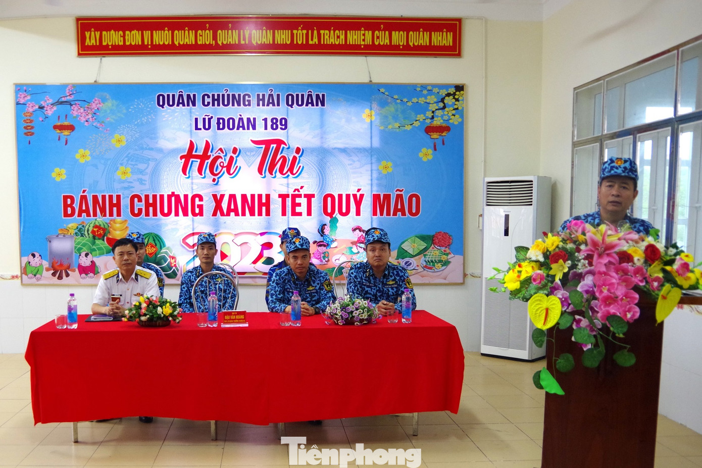 Theo đó, Lữ đoàn tàu ngầm 189 đã tổ chức Hội thi bánh chưng xanh Tết Quý Mão, với sự tham dự của 16 đội đến từ các cơ quan, đơn vị trong Lữ đoàn. (Trong ảnh: Lãnh đạo Lữ đoàn phát biểu khai mạc Hội thi)