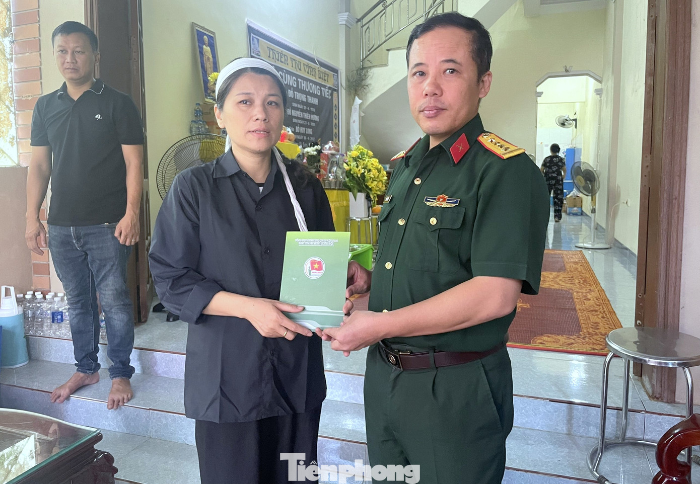 Thay mặt đoàn công tác, Đại tá Trần Hữu Dũng - Phó Trưởng Ban Thanh niên Quân đội đã trao quà hỗ trợ mỗi gia đình có người thiệt mạng 5 triệu đồng, hỗ trợ 3 triệu đồng đối với mỗi gia đình bị thiệt hại về tài sản. Thay mặt đoàn công tác, Đại tá Trần Hữu Dũng - Phó Trưởng Ban Thanh niên Quân đội đã trao quà hỗ trợ mỗi gia đình có người thiệt mạng 5 triệu đồng, hỗ trợ 3 triệu đồng đối với mỗi gia đình bị thiệt hại về tài sản.