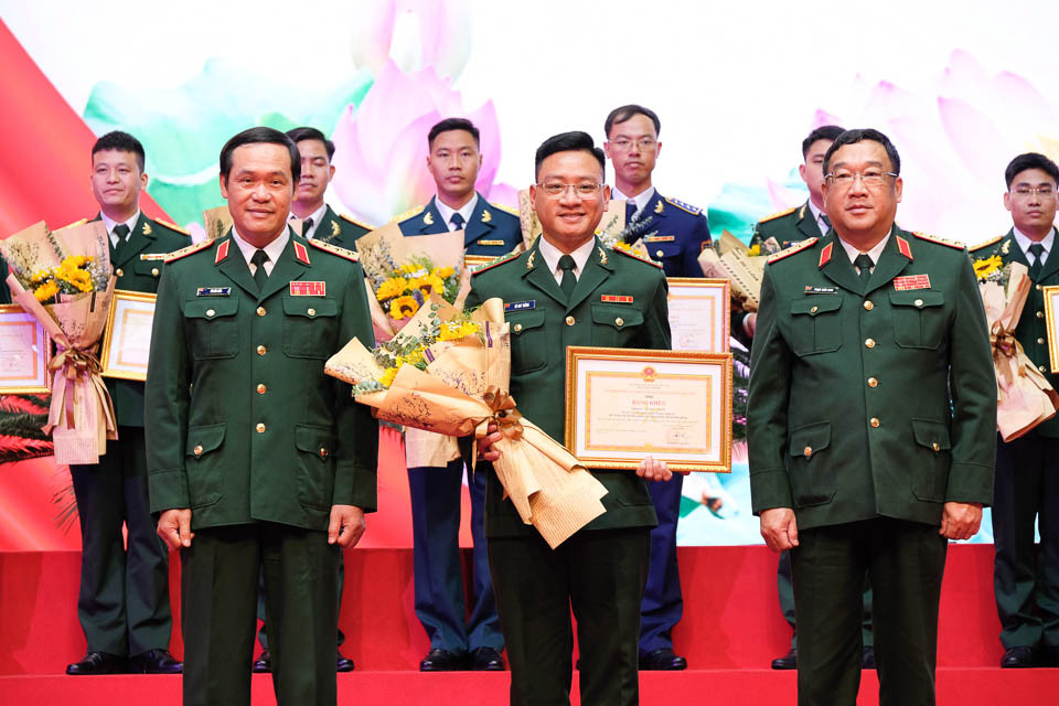 Lãnh đạo Bộ Quốc phòng trao Bằng khen và tặng hoa 43 GMTTV toàn quân năm 2022.