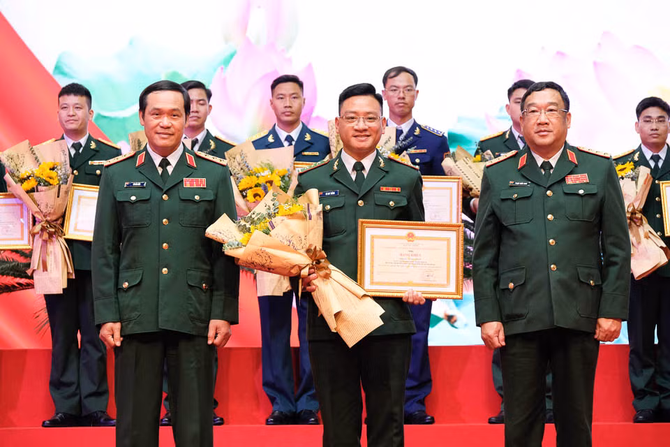 Lãnh đạo Bộ Quốc phòng trao Bằng khen và tặng hoa 43 GMTTV toàn quân năm 2022.