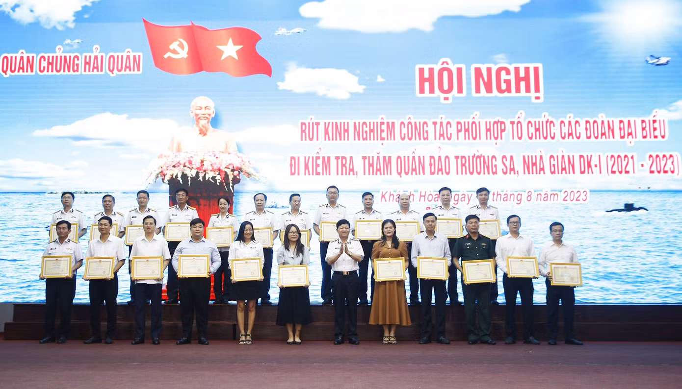 Trung tướng Nguyễn Văn Bổng - Bí thư Đảng uỷ, Chính uỷ Quân chủng Hải quân trao Bằng khen cho các tập thể có thành tích xuất sắc tiêu biểu, tại hội nghị. Ảnh: PV