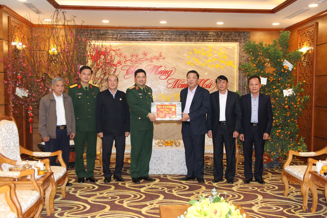 Trung tướng Nguyễn Hồng Thái - Uỷ viên Trung ương Đảng, Tư lệnh Quân khu 1 chúc Tết Tỉnh uỷ Cao Bằng. Ảnh: Khương Doãn