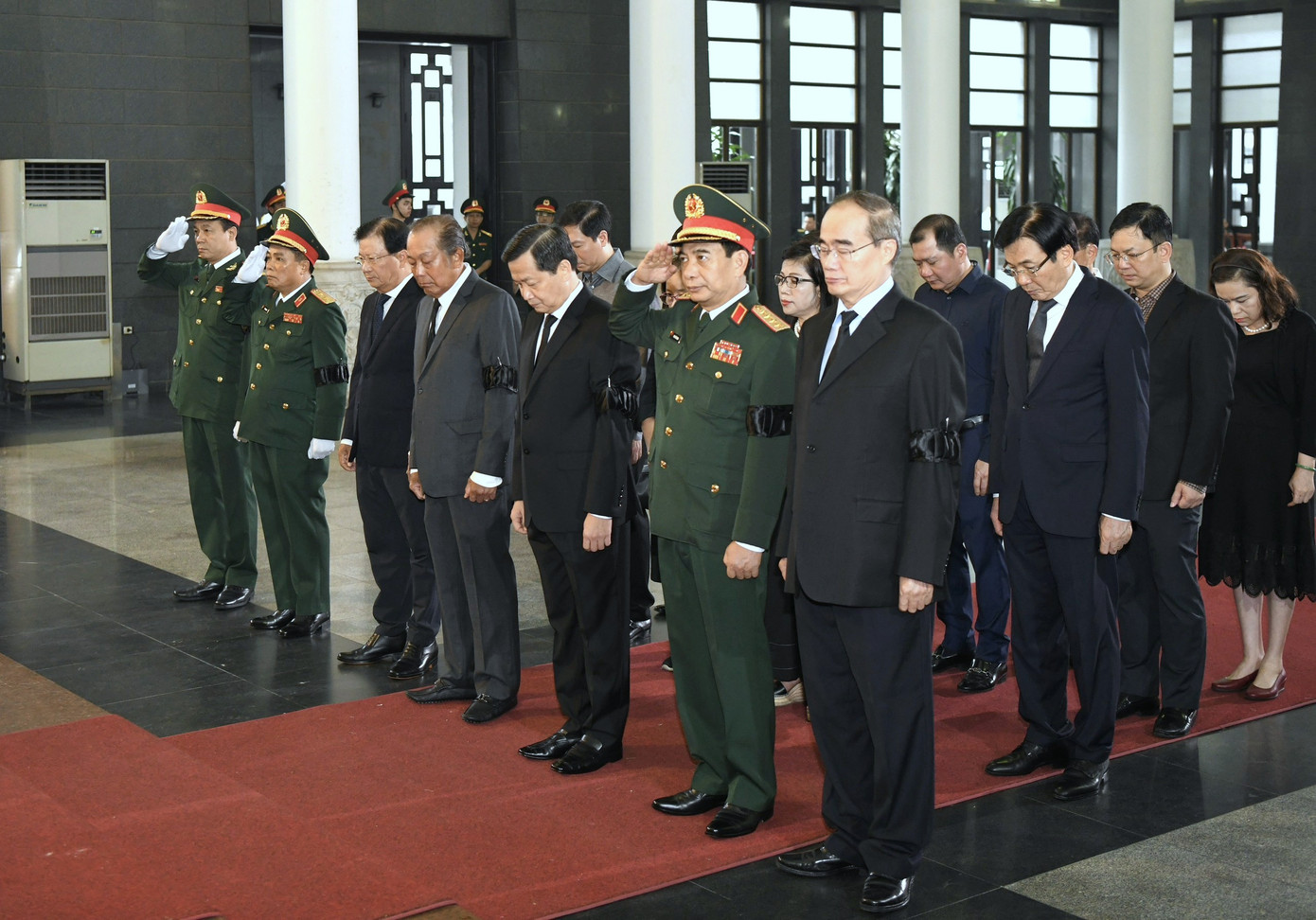 Đoàn Chính phủ do Phó Thủ tướng Lê Minh Khái dẫn đầu vào viếng Thượng tướng Nguyễn Chí Vịnh. Tham gia đoàn viếng có các nguyên Phó Thủ tướng: Nguyễn Thiện Nhân, Trương Hoà Bình, Trịnh Đình Dũng; Đại tướng Phan Văn Giang - Bộ trưởng Bộ Quốc phòng.... Đoàn Chính phủ do Phó Thủ tướng Lê Minh Khái dẫn đầu vào viếng Thượng tướng Nguyễn Chí Vịnh. Tham gia đoàn viếng có các nguyên Phó Thủ tướng: Nguyễn Thiện Nhân, Trương Hoà Bình, Trịnh Đình Dũng; Đại tướng Phan Văn Giang - Bộ trưởng Bộ Quốc phòng....