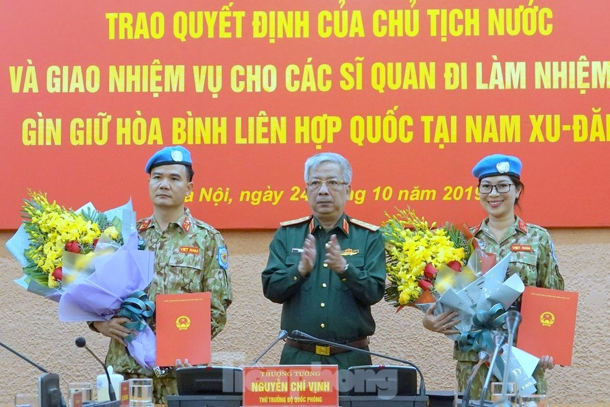 Thượng tướng Nguyễn Chí Vịnh trao Quyết định của Chủ tịch nước và giao nhiệm vụ cho 2 sĩ quan đi làm nhiệm vụ tại Phái bộ GGHB LHQ ở Nam Sudan, ngày 24/10/2019. Ảnh: Nguyễn Minh