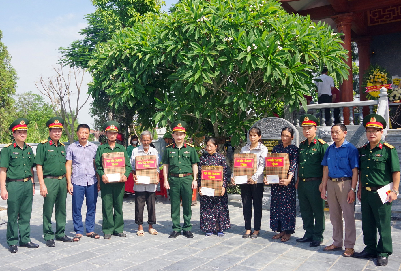 Cục Vận tải (TCHC) tặng quà các gia đình chính sách, người có công với cách mạng tại xã Khánh Vĩnh Yên, huyện Can Lộc, tỉnh Hà Tĩnh. Cục Vận tải (TCHC) tặng quà các gia đình chính sách, người có công với cách mạng tại xã Khánh Vĩnh Yên, huyện Can Lộc, tỉnh Hà Tĩnh.