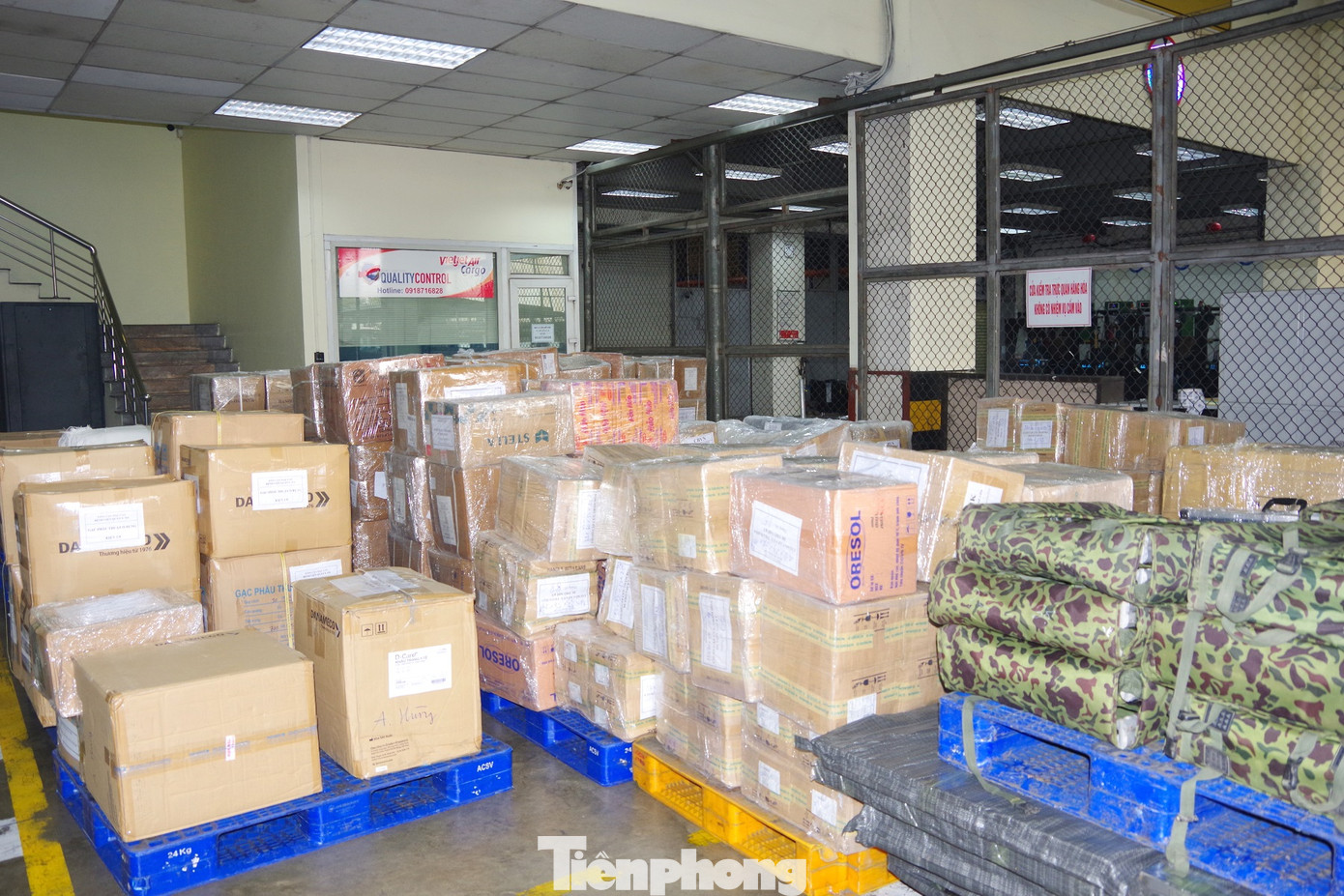 Sau khi được tập kết tại kho hàng hóa cảng sân bay Nội Bài, số vật chất hậu cần này sẽ được vận chuyển sang Thổ Nhĩ Kỳ bằng một chuyến bay riêng Sau khi được tập kết tại kho hàng hóa cảng sân bay Nội Bài, số vật chất hậu cần này sẽ được vận chuyển sang Thổ Nhĩ Kỳ bằng một chuyến bay riêng