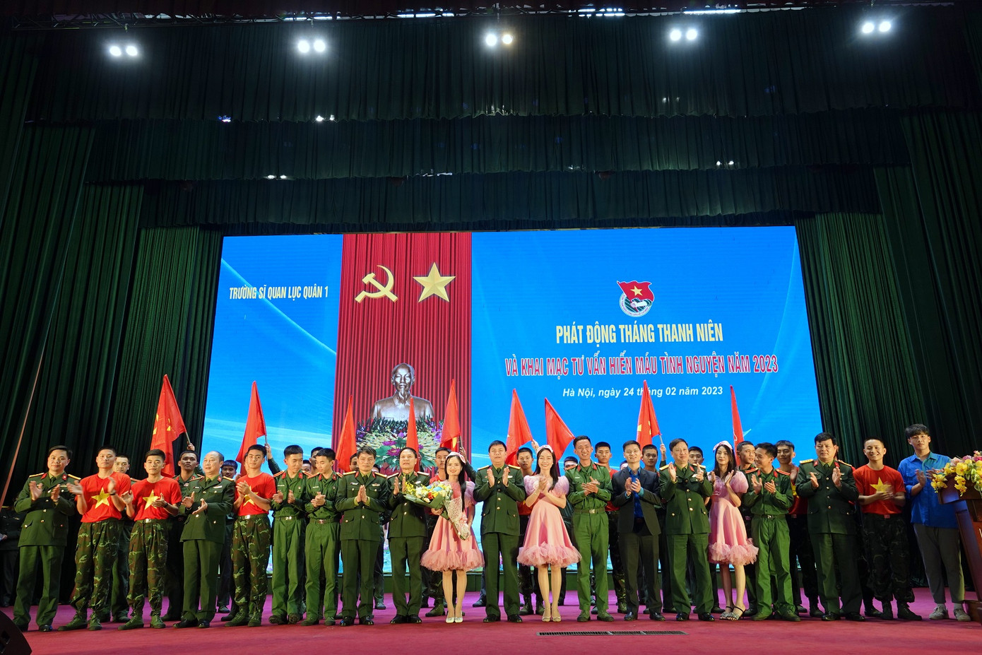 Các đại biểu lãnh đạo cùng tuổi trẻ nhà trường và các đơn vị kết nghĩa Các đại biểu lãnh đạo cùng tuổi trẻ nhà trường và các đơn vị kết nghĩa