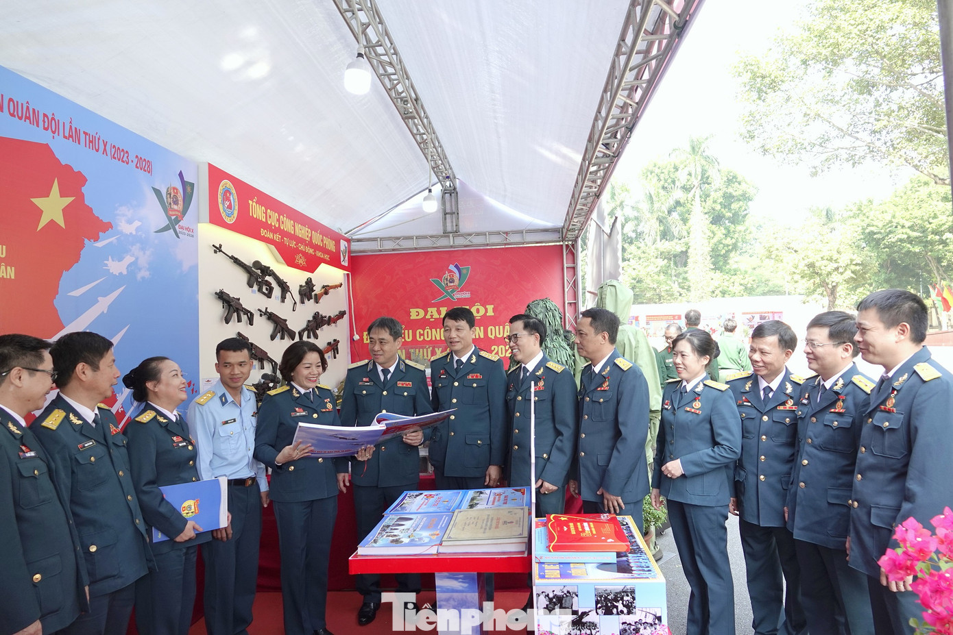 Lãnh đạo Quân chủng Phòng không - Không quân và đoàn đại biểu của Quân chủng về dự ĐH. Lãnh đạo Quân chủng Phòng không - Không quân và đoàn đại biểu của Quân chủng về dự ĐH.