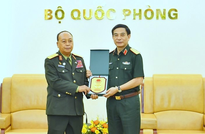 Sau hội đàm, Thượng tướng Thongloi Silivong đã tới chào xã giao Đại tướng Phan Văn Giang - Bộ trưởng Bộ Quốc phòng Việt Nam.