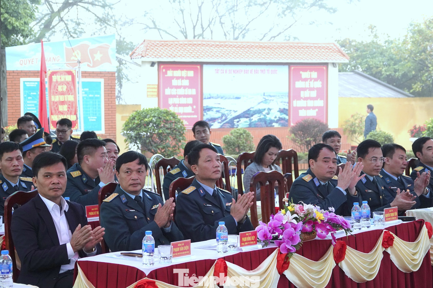 Lãnh đạo các đơn vị dự lễ khai mạc ngày hội tại Trạm ra đa 22, sáng 11/1