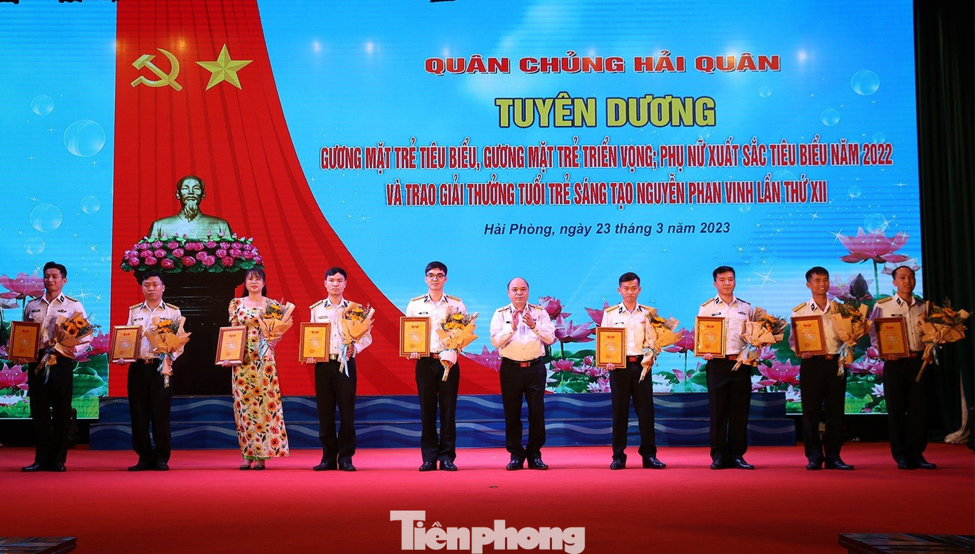 Trao thưởng cho các Gương mặt trẻ tiêu biểu và triển vọng năm 2022. Trao thưởng cho các Gương mặt trẻ tiêu biểu và triển vọng năm 2022.