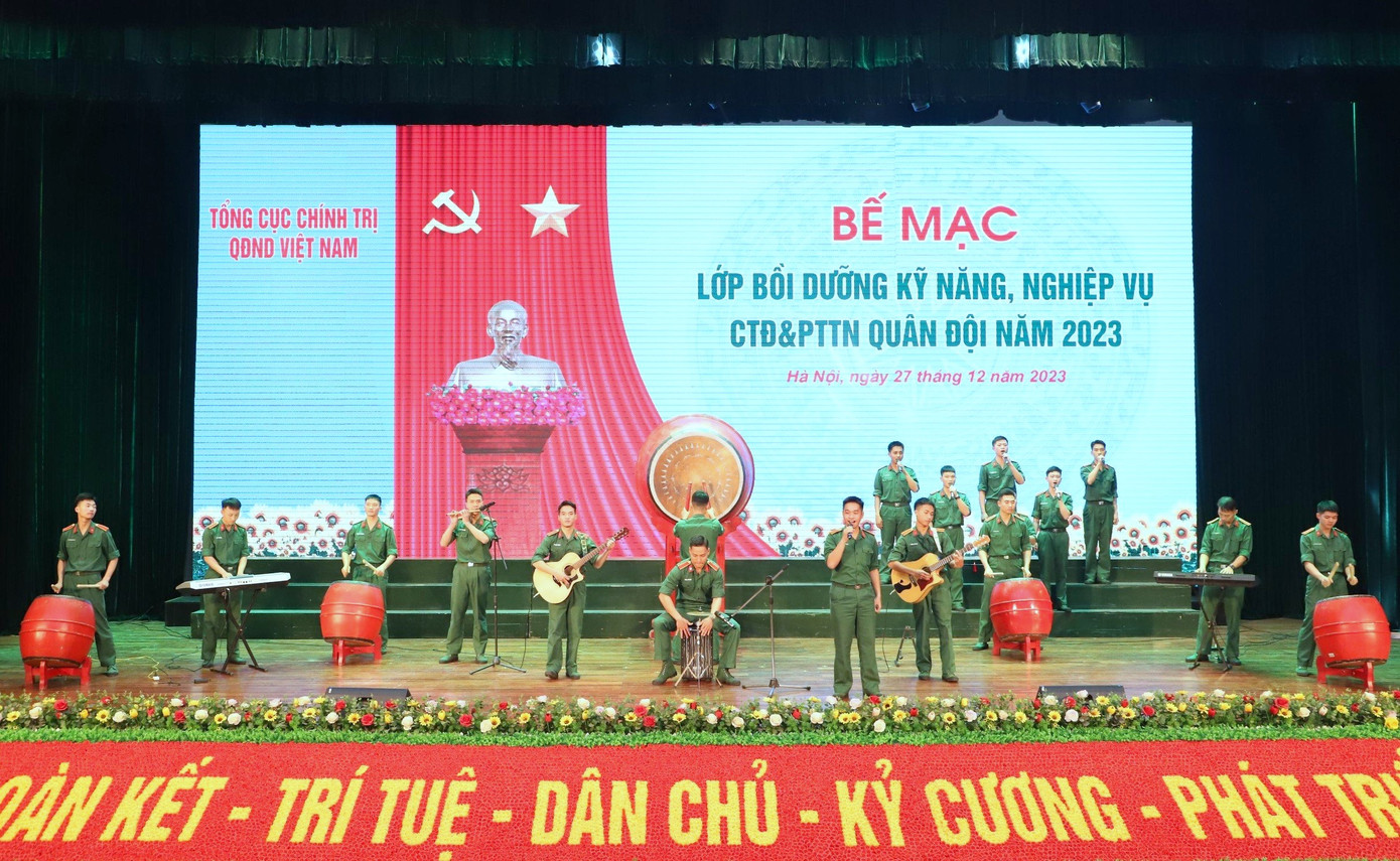 Tiết mục văn nghệ của tuổi trẻ Trường Sĩ quan Chính trị tại lễ bế mạc.