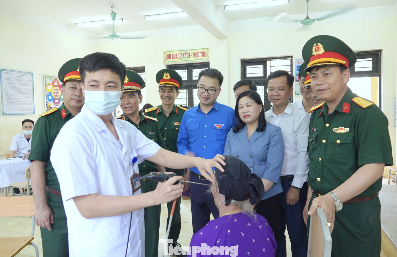 Lãnh đạo các đơn vị thăm hỏi người dân tới khám chữa bệnh miễn phí do y bác sĩ Bệnh viện Quân y 110 (Quân khu 1) thực hiện.