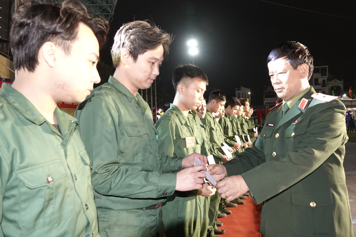 Lãnh đạo Cục Chính trị Quân khu 3 và Ban Thanh niên Quân đội trao quà tặng thanh niên trúng tuyển nghĩa vụ quân sự năm 2023, tối 1/2