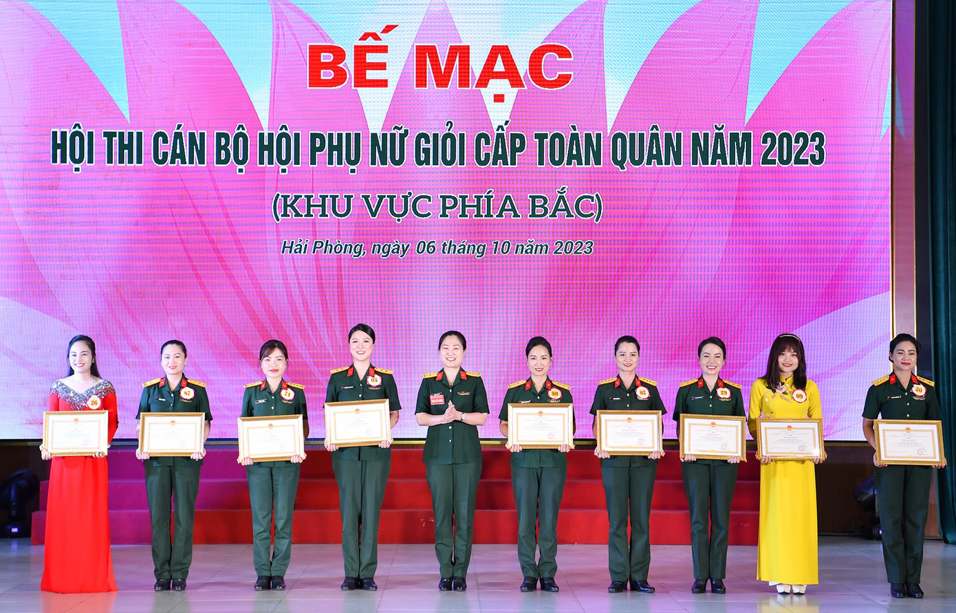 Đại tá Phùng Thị Phú - Trưởng ban Phụ nữ Quân đội trao Bằng khen tặng các cá nhân đạt kết quả xuất sắc trong từng nội dung thi kiến thức, năng khiếu và tuyên truyền.