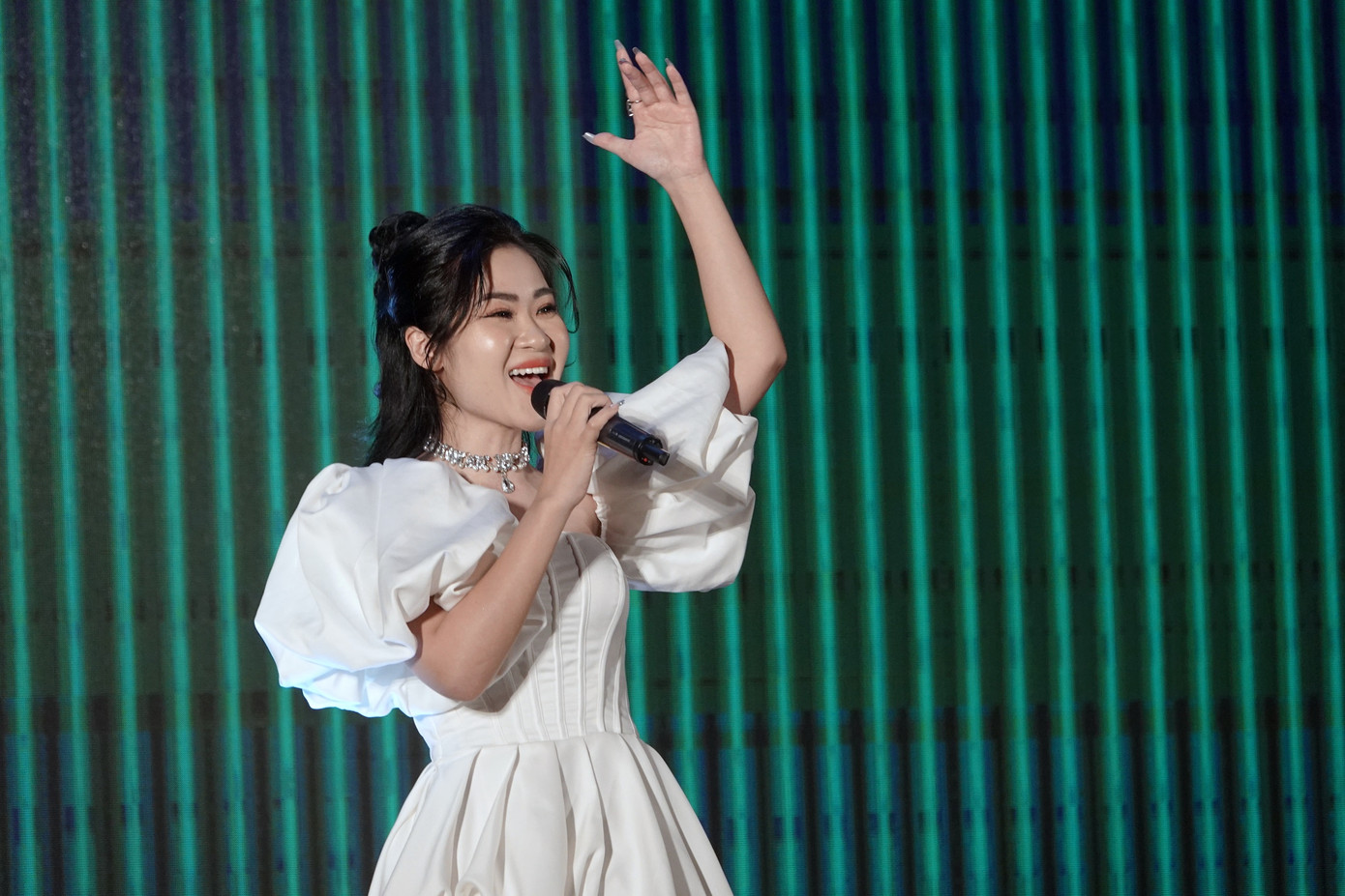 Ca sĩ Hà Myo - Gương mặt trẻ Việt Nam tiêu biểu năm 2022 biểu diễn tại Lễ tốt nghiệp Lớp bồi dưỡng kiến thức quốc phòng và an ninh đối tượng 2 - Khóa 121. Ca sĩ Hà Myo - Gương mặt trẻ Việt Nam tiêu biểu năm 2022 biểu diễn tại Lễ tốt nghiệp Lớp bồi dưỡng kiến thức quốc phòng và an ninh đối tượng 2 - Khóa 121.