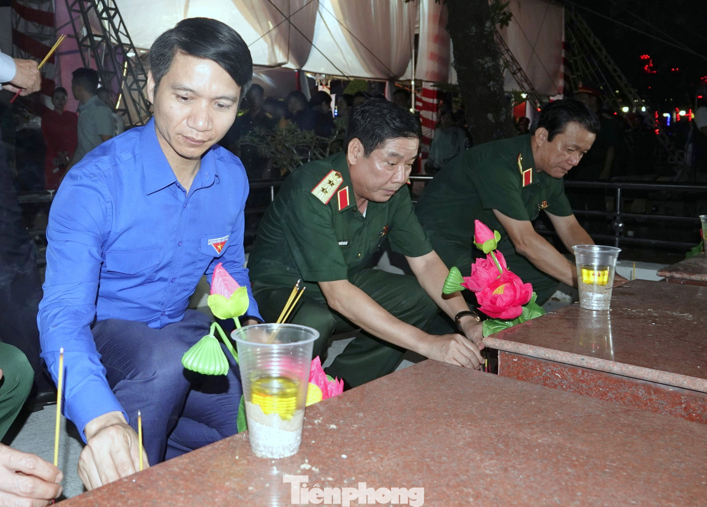 Anh Nguyễn Ngọc Lương - Bí thư thường trực T.Ư Đoàn, Chủ tịch T.Ư Hội LHTN Việt Nam; Trung tướng Nguyễn Văn Gấu - Ủy viên Trung ương Đảng, Phó Chủ nhiệm Tổng cục Chính trị QĐND Việt Nam; Thiếu tướng Hồ Văn Thái - Chính uỷ Quân khu 9 (từ trái qua phải), dâng hương tại phần mộ các Anh hùng liệt sĩ. Ảnh: Nguyễn Minh