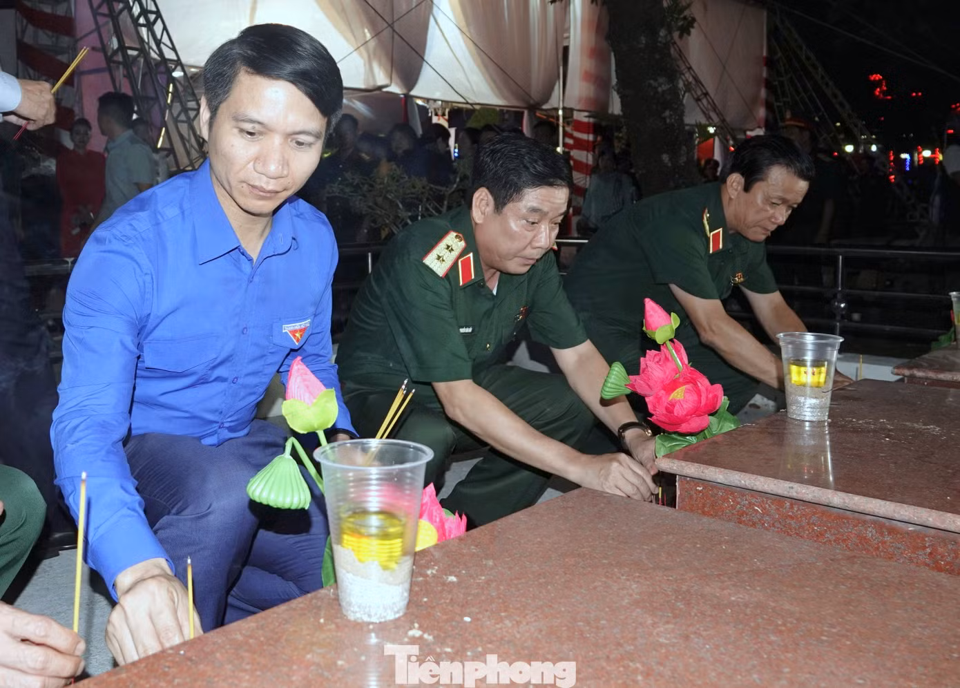 Anh Nguyễn Ngọc Lương - Bí thư thường trực T.Ư Đoàn, Chủ tịch T.Ư Hội LHTN Việt Nam; Trung tướng Nguyễn Văn Gấu - Ủy viên Trung ương Đảng, Phó Chủ nhiệm Tổng cục Chính trị QĐND Việt Nam; Thiếu tướng Hồ Văn Thái - Chính uỷ Quân khu 9 (từ trái qua phải), dâng hương tại phần mộ các Anh hùng liệt sĩ. Ảnh: Nguyễn Minh