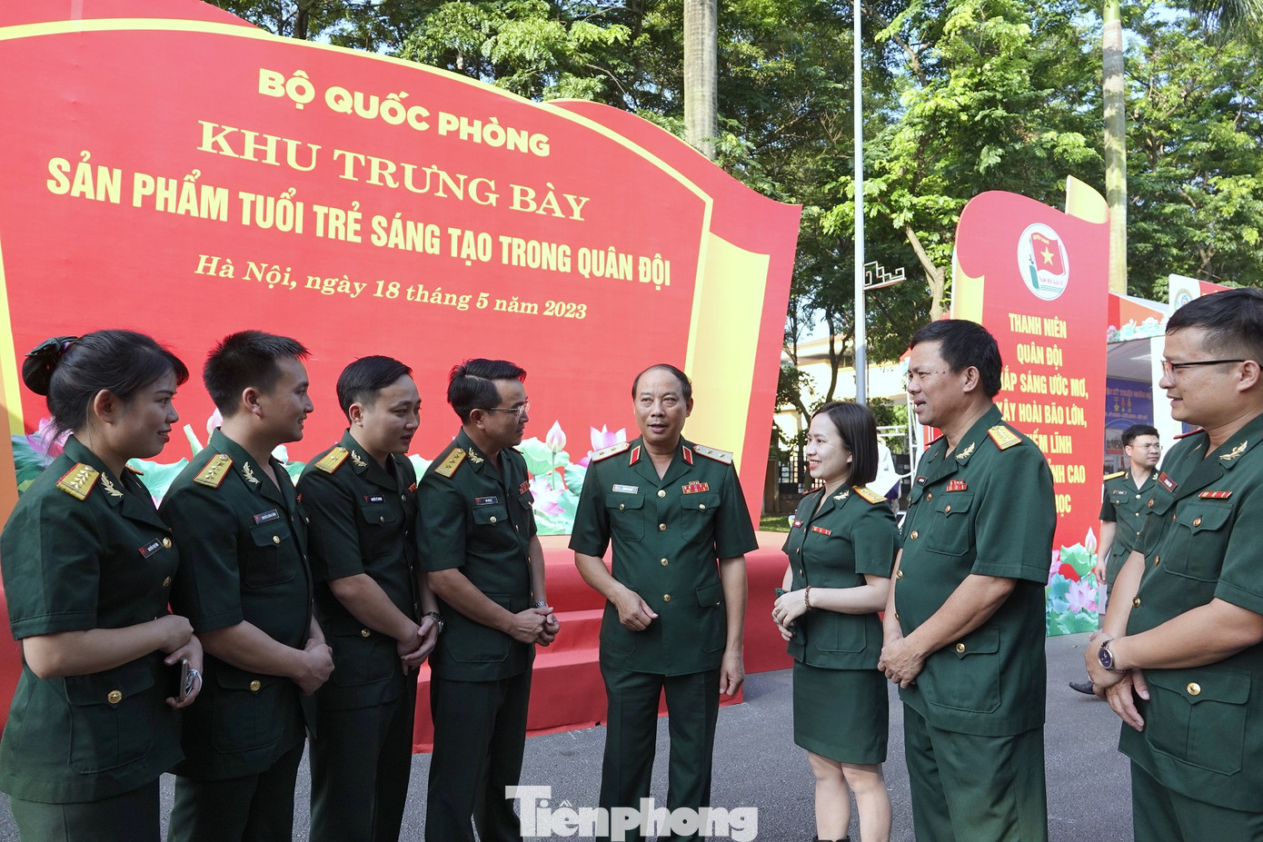 Lãnh đạo Quân khu 4 và các đại biểu của Quân khu về dự chương trình trò chuyện trước giờ diễn ra lễ trao giải.