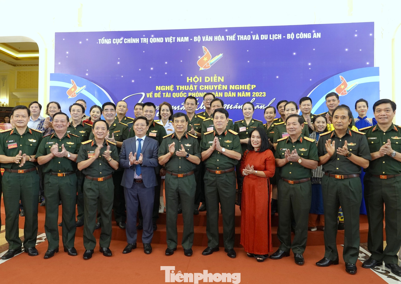 Lãnh đạo Quân ủy Trung ương - Bộ Quốc phòng, Ban Tuyên giáo Trung ương cùng các đại biểu dự lễ khai mạc hội diễn, tối 9/10. Ảnh: Nguyễn Minh Lãnh đạo Quân ủy Trung ương - Bộ Quốc phòng, Ban Tuyên giáo Trung ương cùng các đại biểu dự lễ khai mạc hội diễn, tối 9/10. Ảnh: Nguyễn Minh