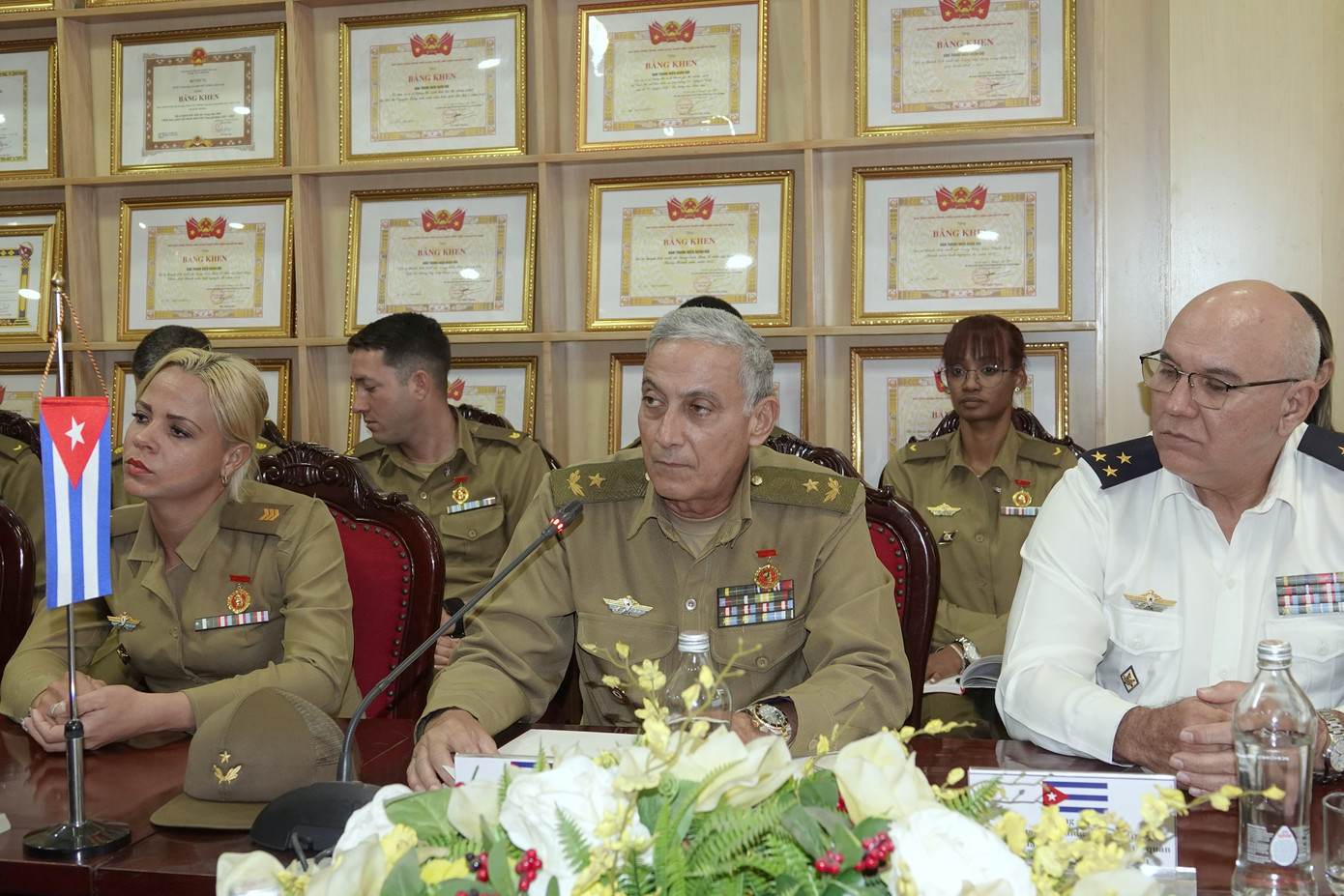 Tại tọa đàm, Thiếu tướng Marcelo Perez - Phó Chủ nhiệm Chính trị Bộ các Lực lượng vũ trang cách mạng Cuba nhấn mạnh: Mối quan hệ đoàn kết, gắn bó thủy chung giữa Cuba và Việt Nam đã được Chủ tịch Fidel Castro và Chủ tịch Hồ Chí Minh cùng các thế hệ tiền bối và nhân dân hai nước vun đắp từ nhiều năm qua là động lực để thế hệ trẻ Quân đội hai nước tiếp tục kề vai sát cánh để cùng phát triển hơn nữa, vì lý tưởng chung. Tại tọa đàm, Thiếu tướng Marcelo Perez - Phó Chủ nhiệm Chính trị Bộ các Lực lượng vũ trang cách mạng Cuba nhấn mạnh: Mối quan hệ đoàn kết, gắn bó thủy chung giữa Cuba và Việt Nam đã được Chủ tịch Fidel Castro và Chủ tịch Hồ Chí Minh cùng các thế hệ tiền bối và nhân dân hai nước vun đắp từ nhiều năm qua là động lực để thế hệ trẻ Quân đội hai nước tiếp tục kề vai sát cánh để cùng phát triển hơn nữa, vì lý tưởng chung.