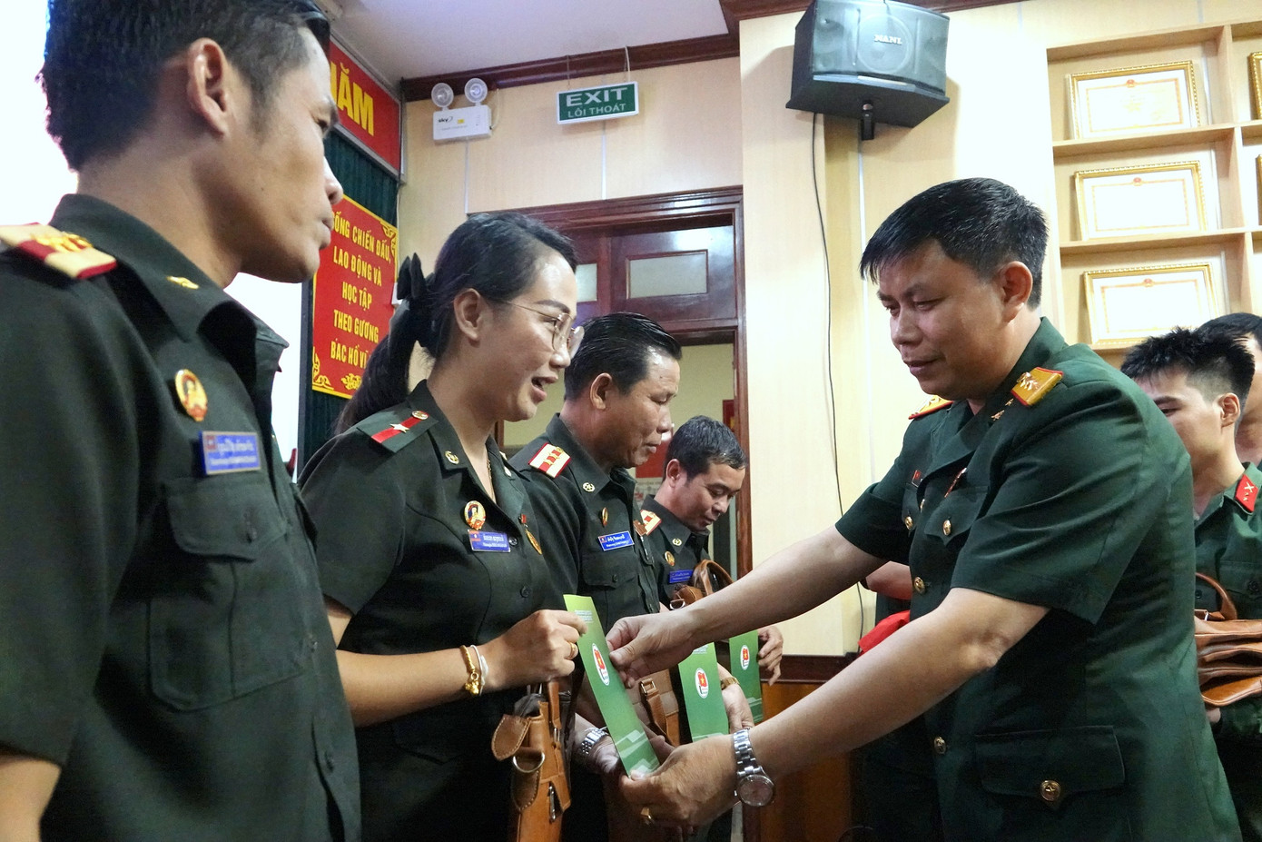 Đại tá Trần Viết Năng - Trưởng ban Thanh niên Quân đội trao quà tặng cán bộ thanh niên Quân đội nhân dân Lào tham dự tọa đàm, chiều 18/7. Ảnh: Nguyễn Minh