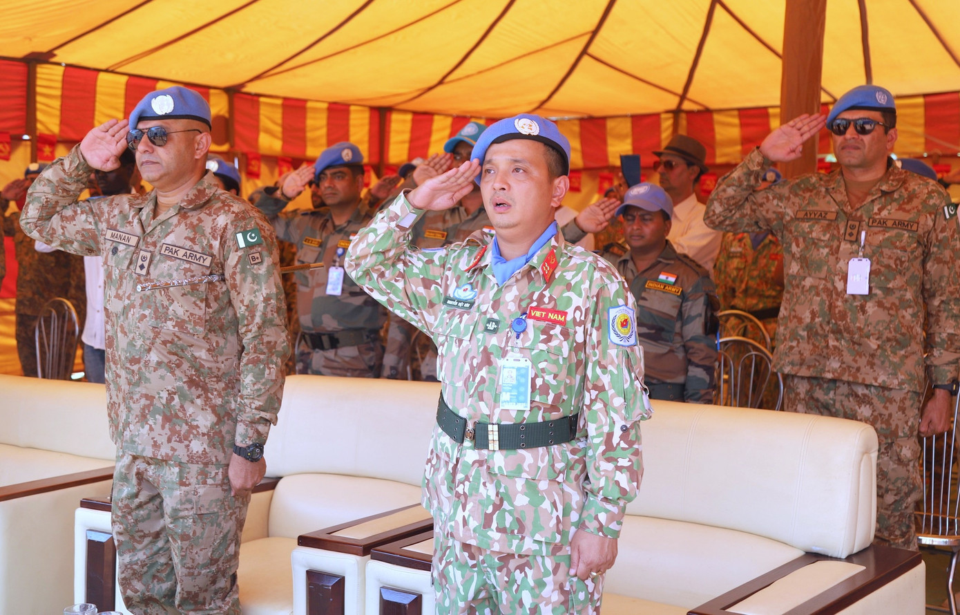 Đại biểu dự lễ kỷ niệm làm lễ chào cờ. Đại biểu dự lễ kỷ niệm làm lễ chào cờ.