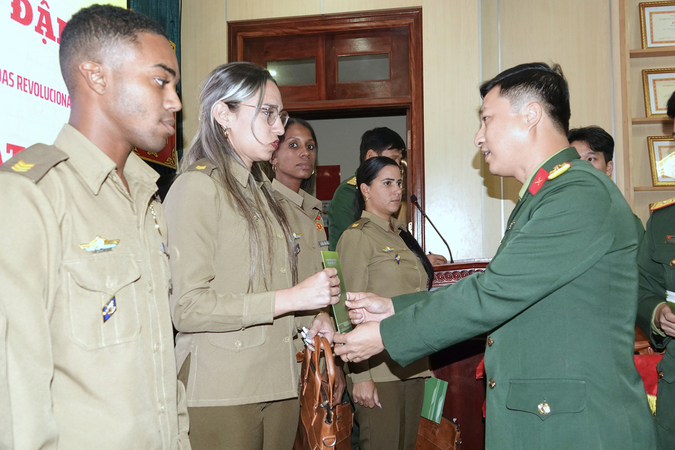 Thượng tá Nguyễn Quang Huy - Phó trưởng Ban Thanh niên Quân đội trao quà tặng đoàn sĩ quan trẻ Cuba. Thượng tá Nguyễn Quang Huy - Phó trưởng Ban Thanh niên Quân đội trao quà tặng đoàn sĩ quan trẻ Cuba.