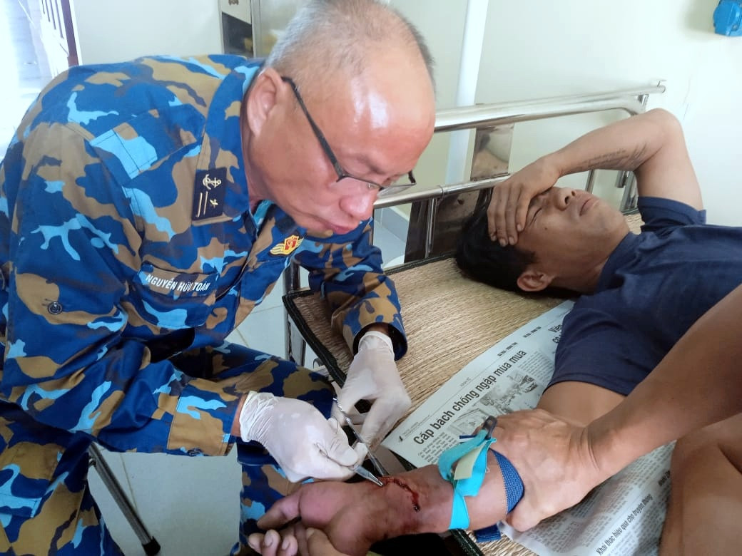 Tổ quân y nhà giàn DK1/17 cấp cứu ngư dân Trần Văn Quý, sáng 9/10. Tổ quân y nhà giàn DK1/17 cấp cứu ngư dân Trần Văn Quý, sáng 9/10.