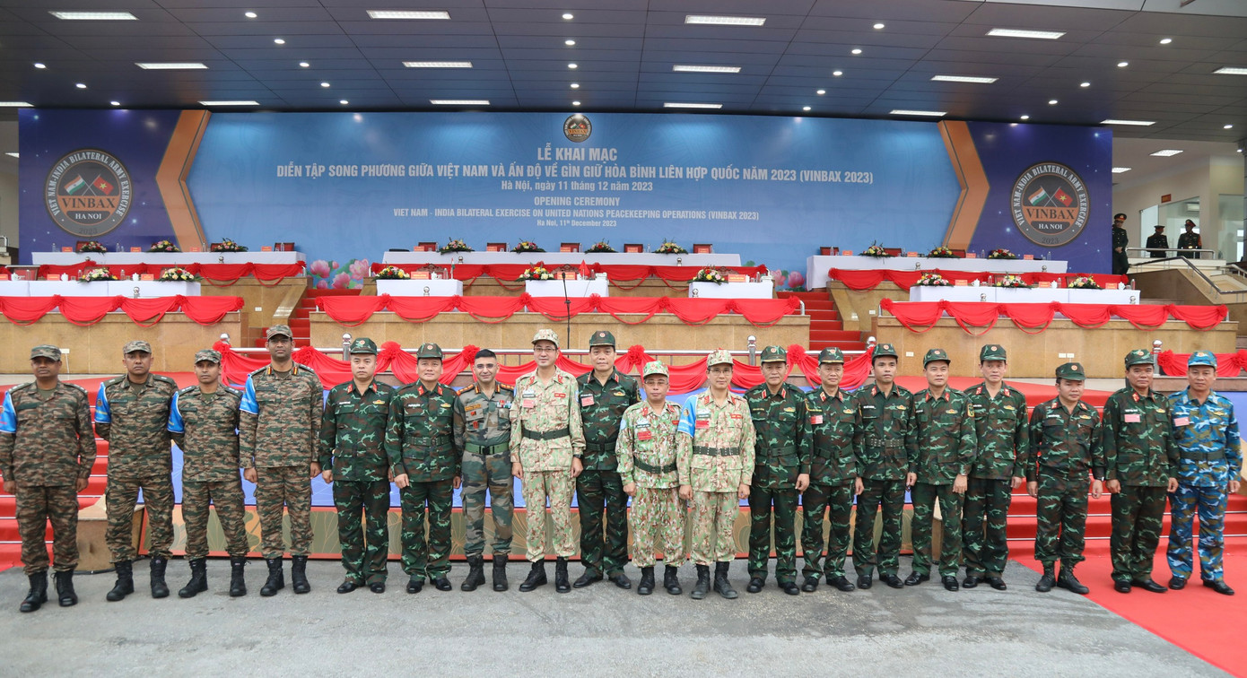 Đại biểu Quân đội hai nước tham gia lễ khai mạc, chiều 11/12.