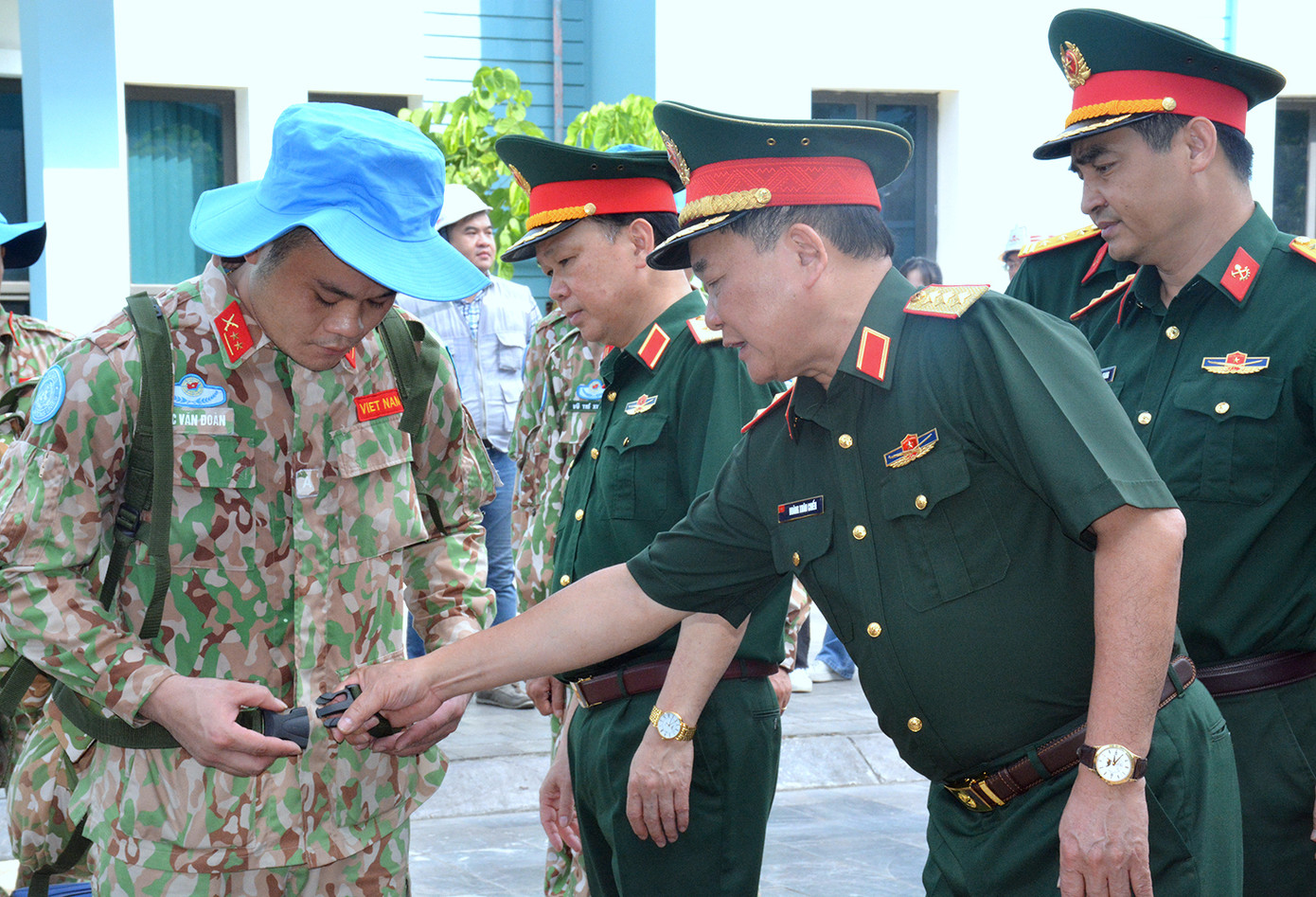Thượng tướng Hoàng Xuân Chiến - Thứ trưởng Bộ Quốc phòng, Tổ trưởng Tổ công tác liên ngành, Trưởng ban Chỉ đạo Bộ Quốc phòng về tham gia GGHB LHQ kiểm tra công tác chuẩn bị của thành viên ĐCB số 2 trước ngày lên đường tới Abyei.