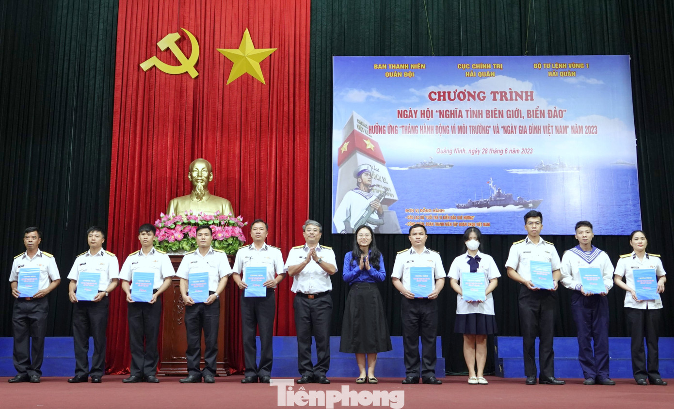 Chị Lê Thị Hồng Nhung - Phó trưởng Ban Quốc tế Trung ương Đoàn và Đại tá Vũ Công Hòa – Phó Chủ nhiệm Chính trị Vùng 1 Hải quân trao quà tặng gia đình cán bộ, chiến sĩ có hoàn cảnh khó khăn, mắc bệnh hiểm nghèo.