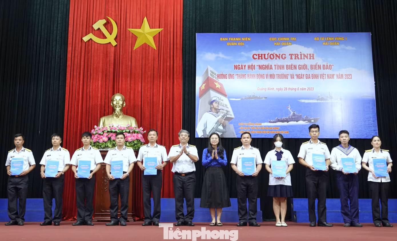 Chị Lê Thị Hồng Nhung - Phó trưởng Ban Quốc tế Trung ương Đoàn và Đại tá Vũ Công Hòa – Phó Chủ nhiệm Chính trị Vùng 1 Hải quân trao quà tặng gia đình cán bộ, chiến sĩ có hoàn cảnh khó khăn, mắc bệnh hiểm nghèo.