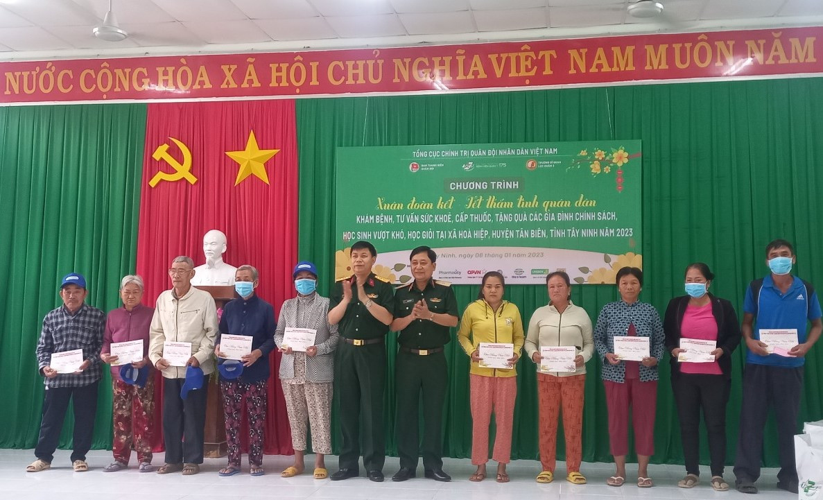 Ban tổ chức chương trình trao quà Tết tặng các gia đình chính sách Ban tổ chức chương trình trao quà Tết tặng các gia đình chính sách