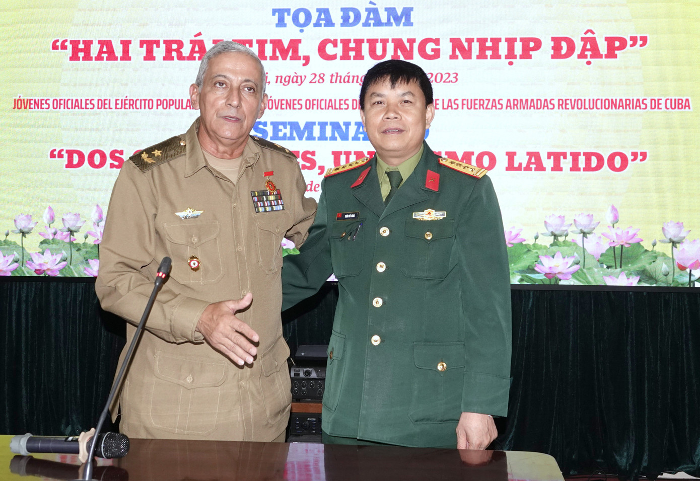 Trưởng đoàn sĩ quan trẻ hai nước tại tọa đàm. Trưởng đoàn sĩ quan trẻ hai nước tại tọa đàm.