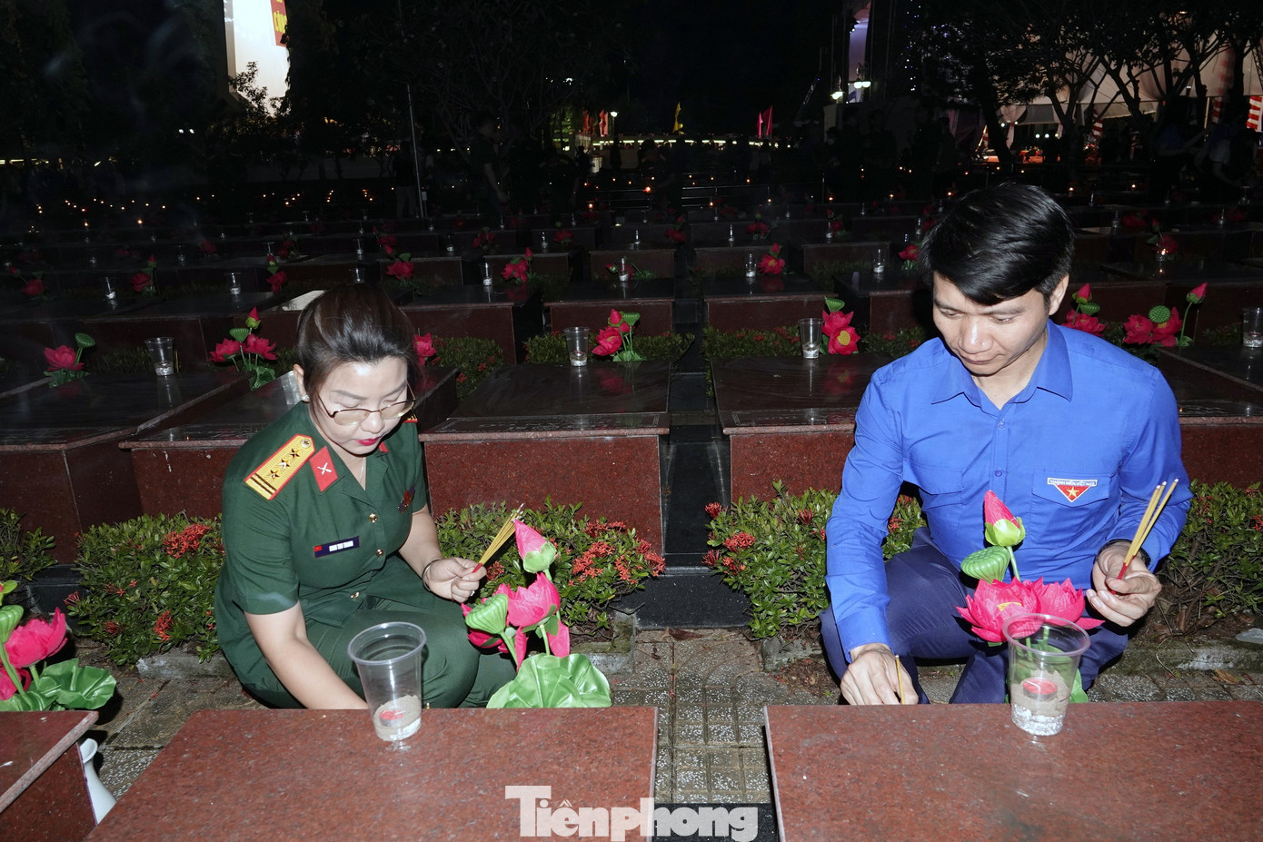 Anh Nguyễn Ngọc Lương - Bí thư thường trực Trung ương Đoàn và Thượng tá Ninh Thu Trang - Phó Tư lệnh Binh đoàn 11 thắp hương tri ân tại các phần mộ liệt sĩ. Ảnh: Nguyễn Minh