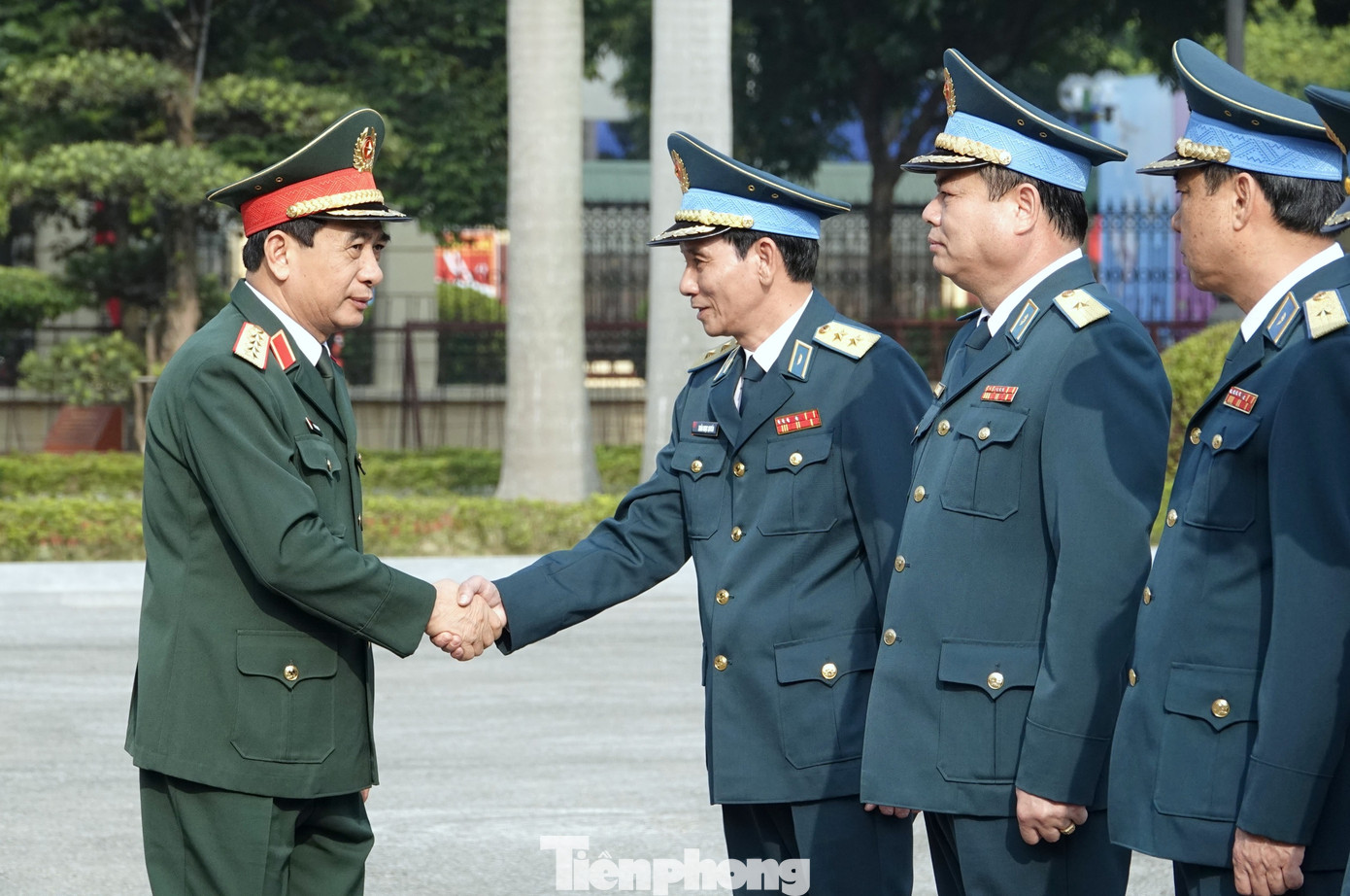 Lãnh đạo Quân chủng Phòng không - Không quân đón Đại tướng Phan Văn Giang - Phó Bí thư Quân ủy Trung ương, Bộ trưởng Bộ Quốc phòng tới dự lễ kỷ niệm.