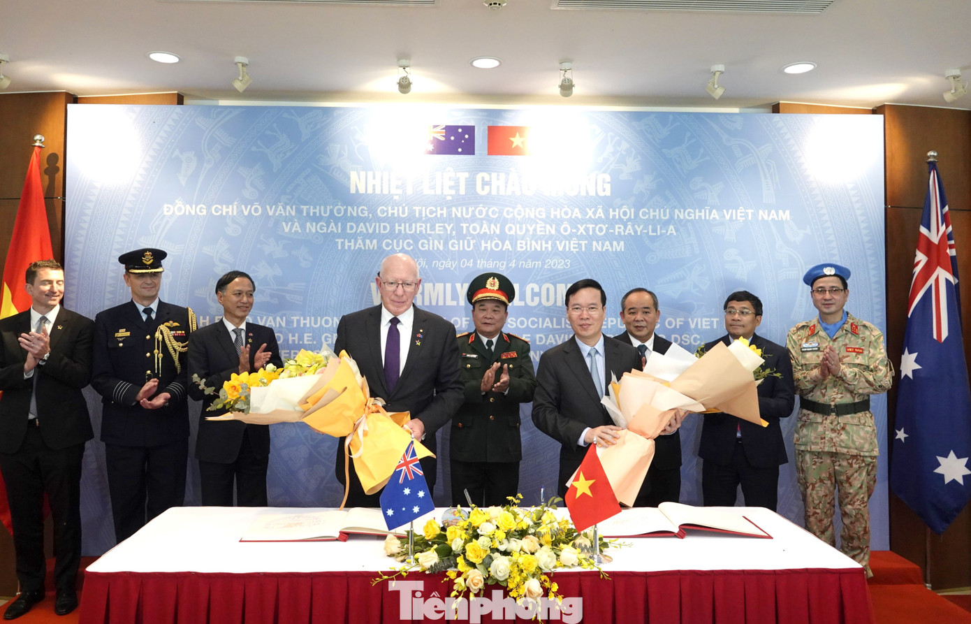 Nguyên thủ hai nước sau khi ghi sổ vàng lưu niệm.