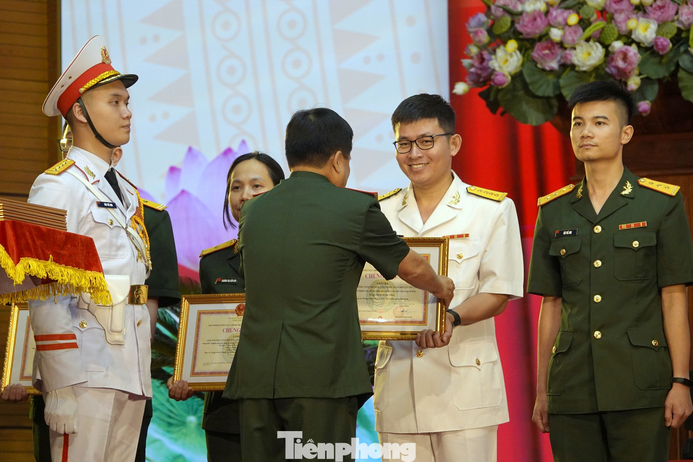 Các tác giả đoạt giải Ba được vinh danh.