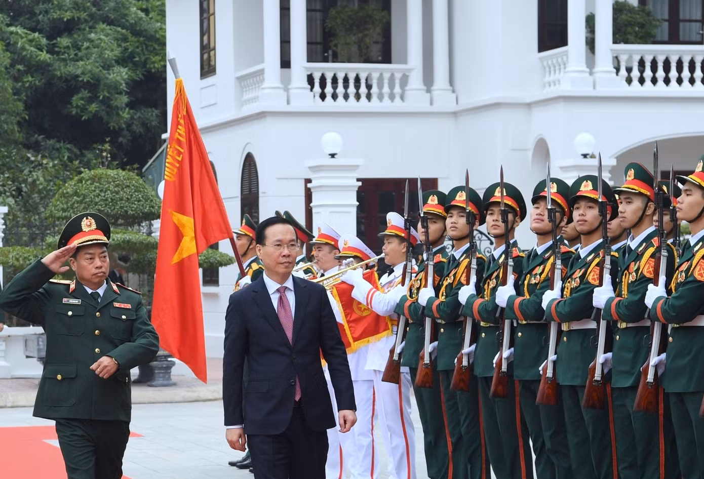 Tư lệnh Binh chủng Đặc công tháp tùng Chủ tịch nước Võ Văn Thưởng duyệt Đội danh dự đón Chủ tịch nước tới thăm và làm việc tại Binh chủng Đặc công, ngày 18/12.