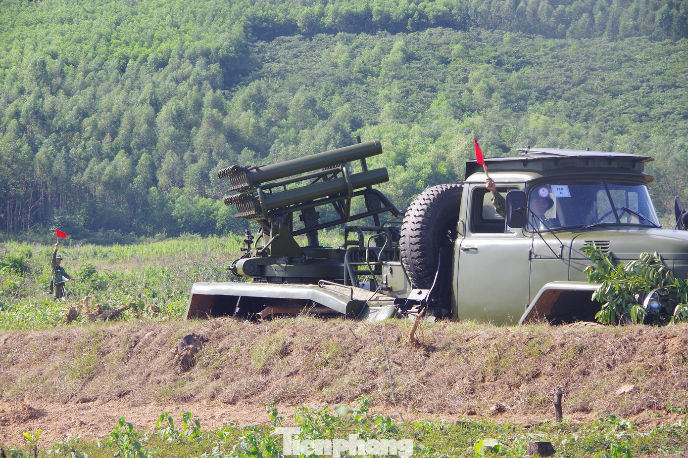 Huấn luyện chuyên ngành Pháo BM14 ở Lữ đoàn Pháo binh 16. Huấn luyện chuyên ngành Pháo BM14 ở Lữ đoàn Pháo binh 16.