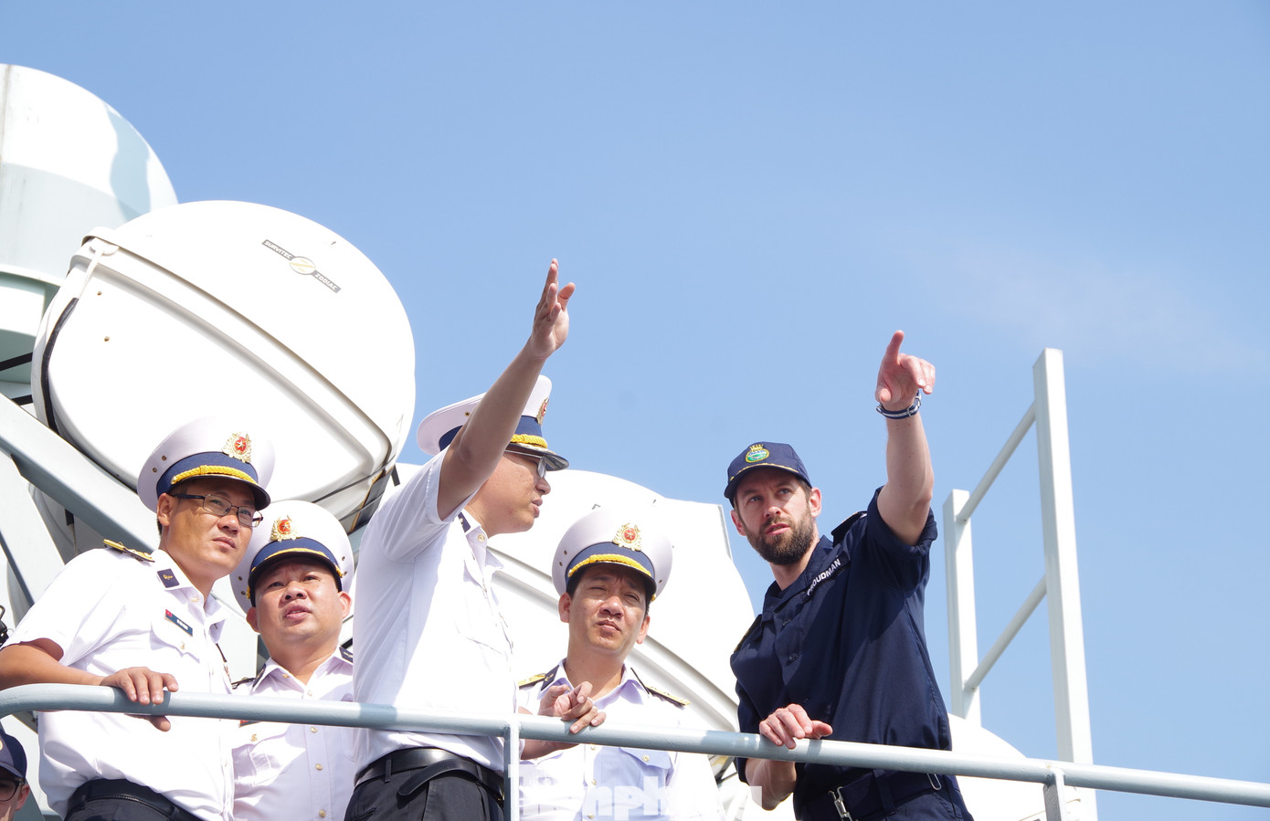 Đoàn cán bộ Lữ đoàn 167 trao đổi thông tin với Thuyền trưởng tàu Hải quân Hoàng gia Anh. Đoàn cán bộ Lữ đoàn 167 trao đổi thông tin với Thuyền trưởng tàu Hải quân Hoàng gia Anh.