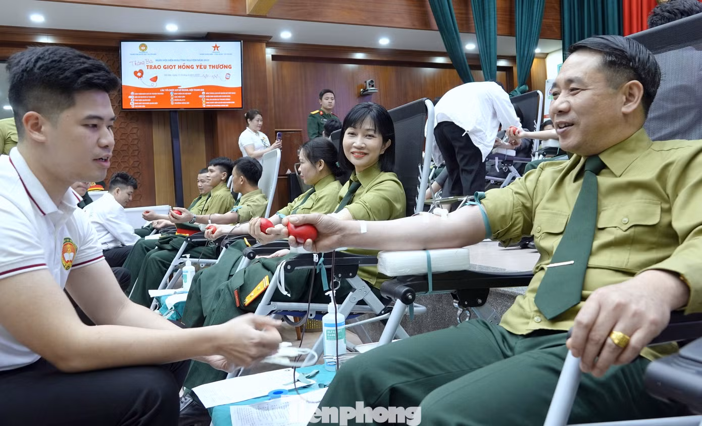 Đại tá Ngô Anh Thu - Phó Tổng biên tập Báo Quân đội nhân dân cùng cán bộ, đoàn viên thanh niên các đơn vị tham gia hiến máu tình nguyện, sáng 15/3. Ảnh: Nguyễn Minh