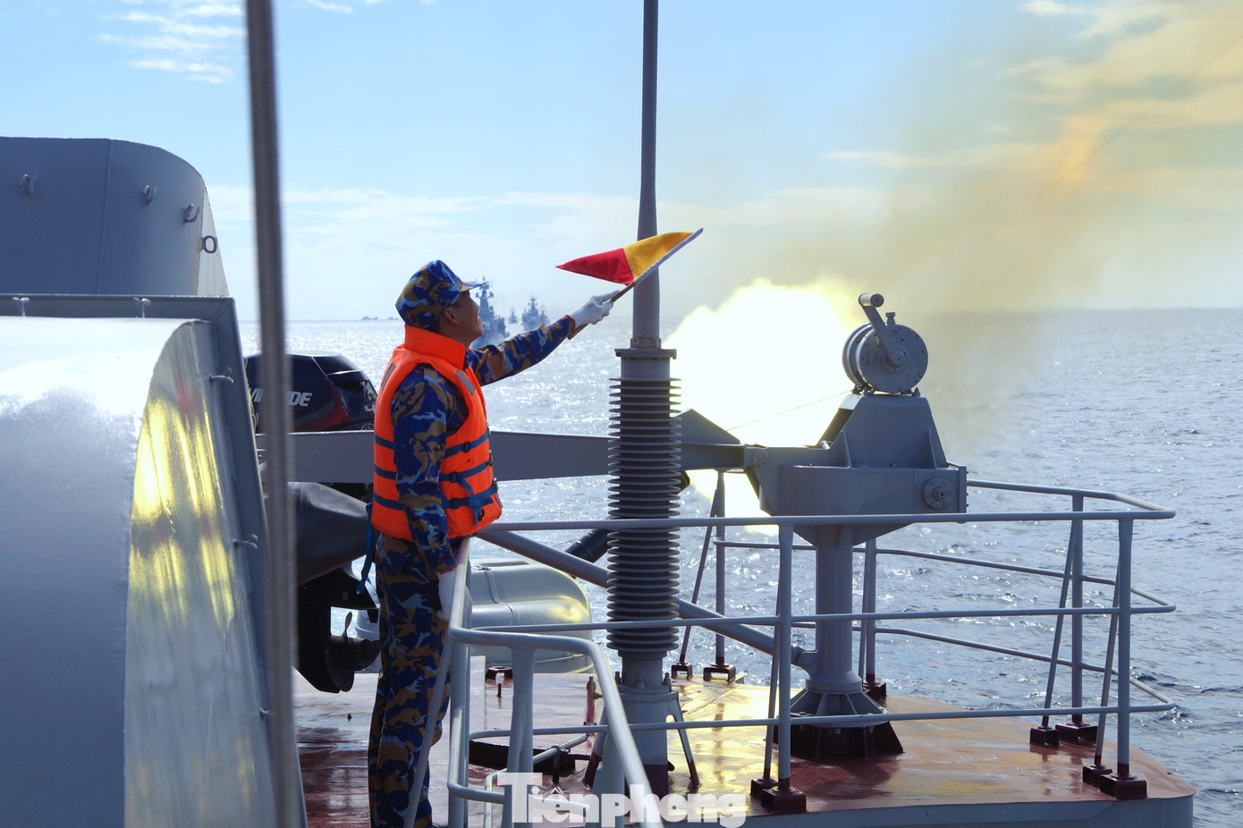 Thực hành bắn pháo AK630 bài đối không ban ngày trên tàu 383, Lữ đoàn 167. Thực hành bắn pháo AK630 bài đối không ban ngày trên tàu 383, Lữ đoàn 167.